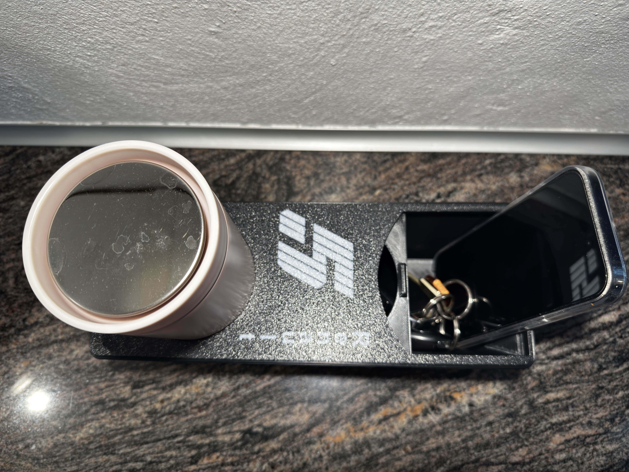 "Sort dobbelt kopholder til bord - stabil og pladsbesparende kopopbevaring til kaffestation eller skrivebord fra JM Dimensions"