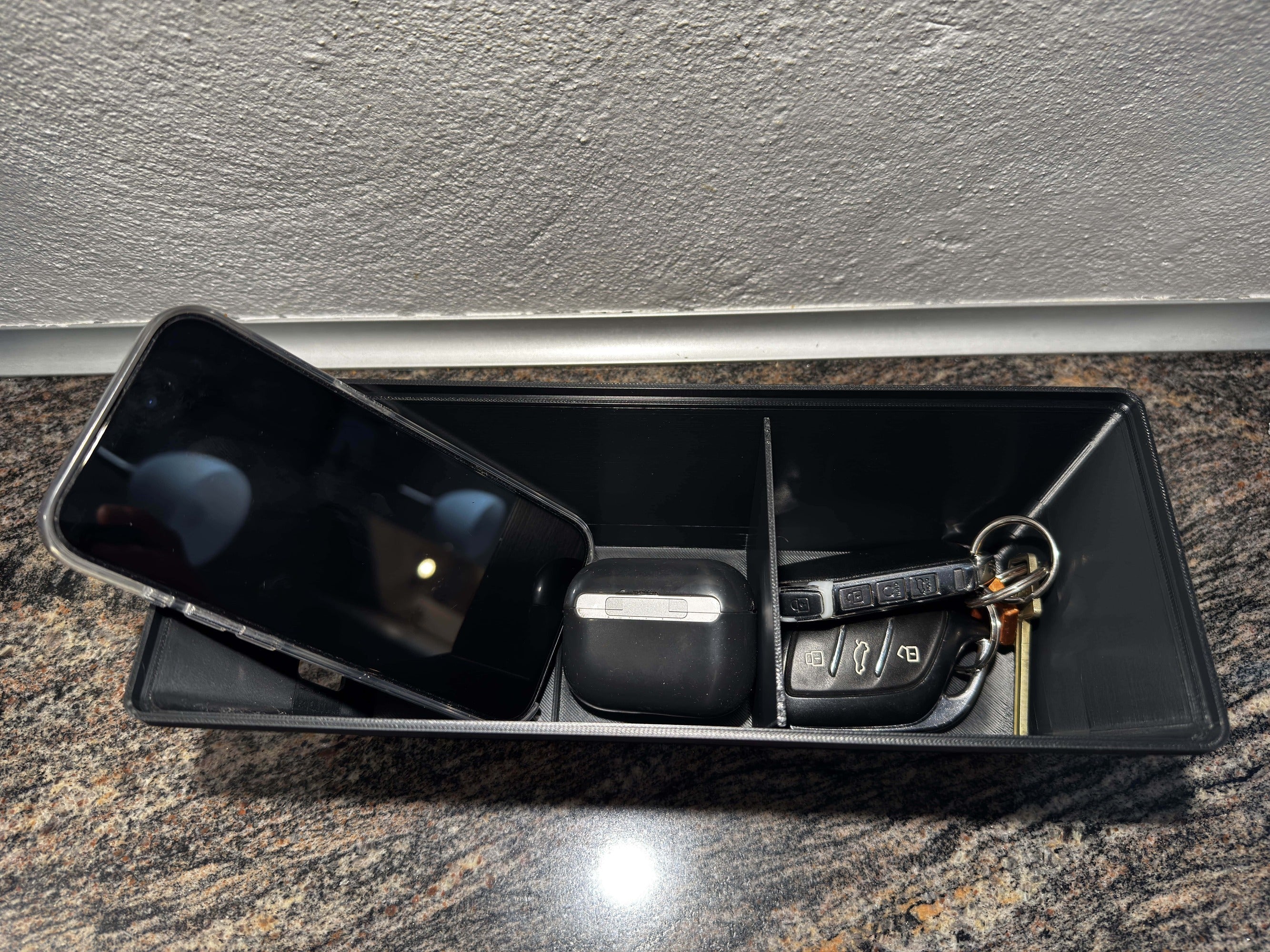 "Sort dobbelt kopholder til skrivebord - opbevarer og holder to kopper sikkert på skrivebordet fra JM Dimensions"