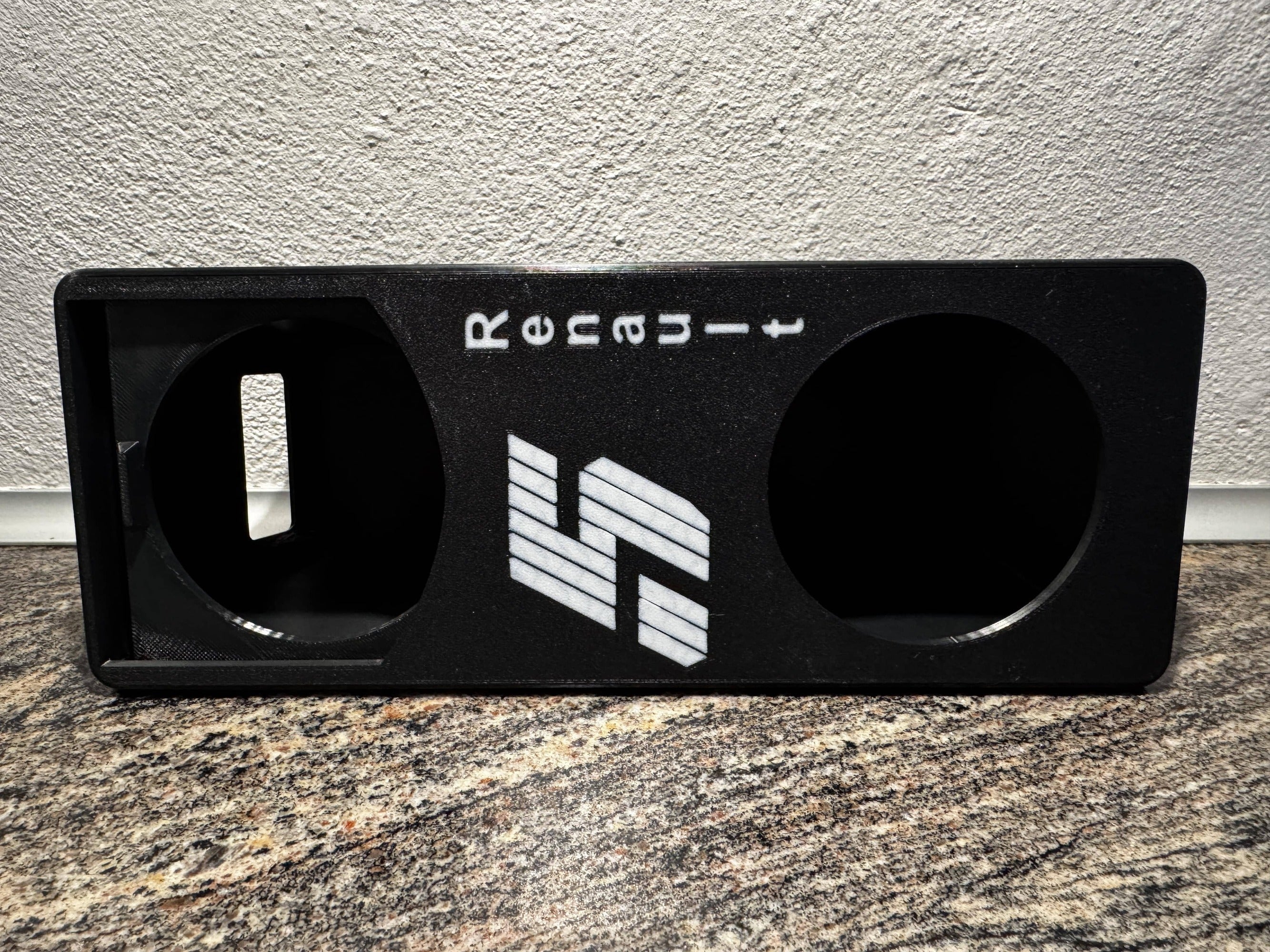 "Sort dobbelt kopholder bakke - holder to krus sikkert ved bordet fra JM Dimensions"