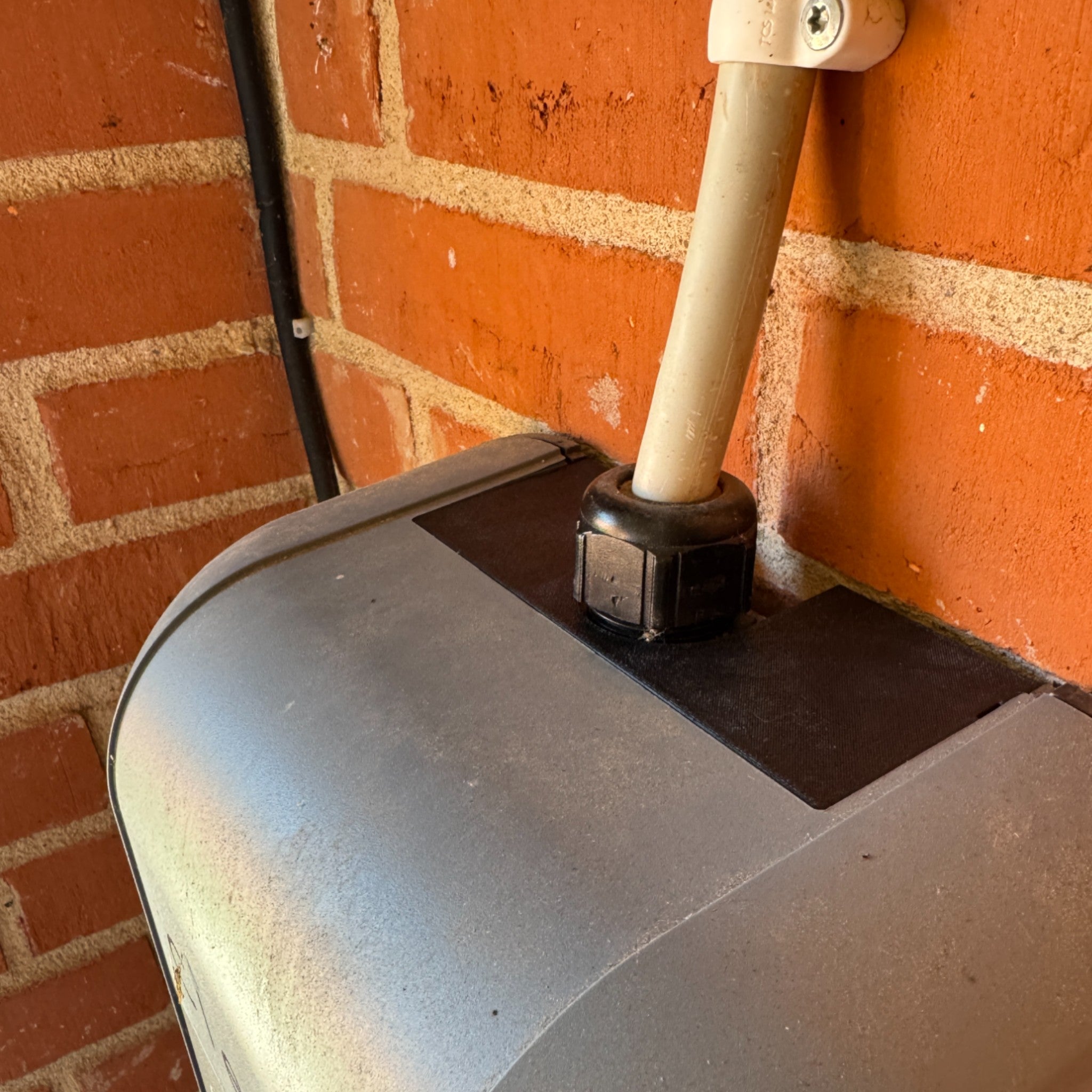 Beskyttende Låg til Clever Ladestander - beskytter og lukker ladeenheden sikkert fra JM Dimensions