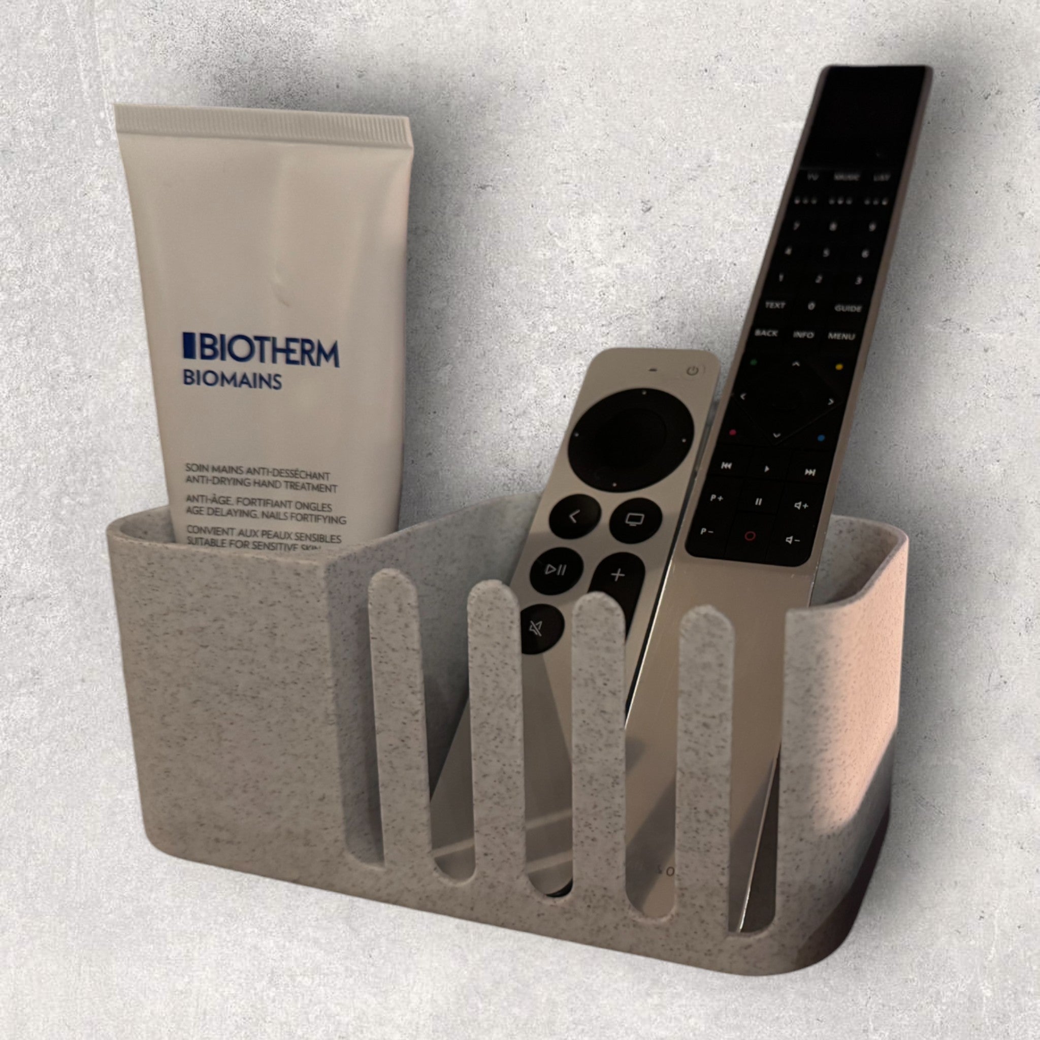 Delta Organizer til fjernbetjeninger - praktisk og stilren opbevaring til stue og skrivebord fra JM Dimensions