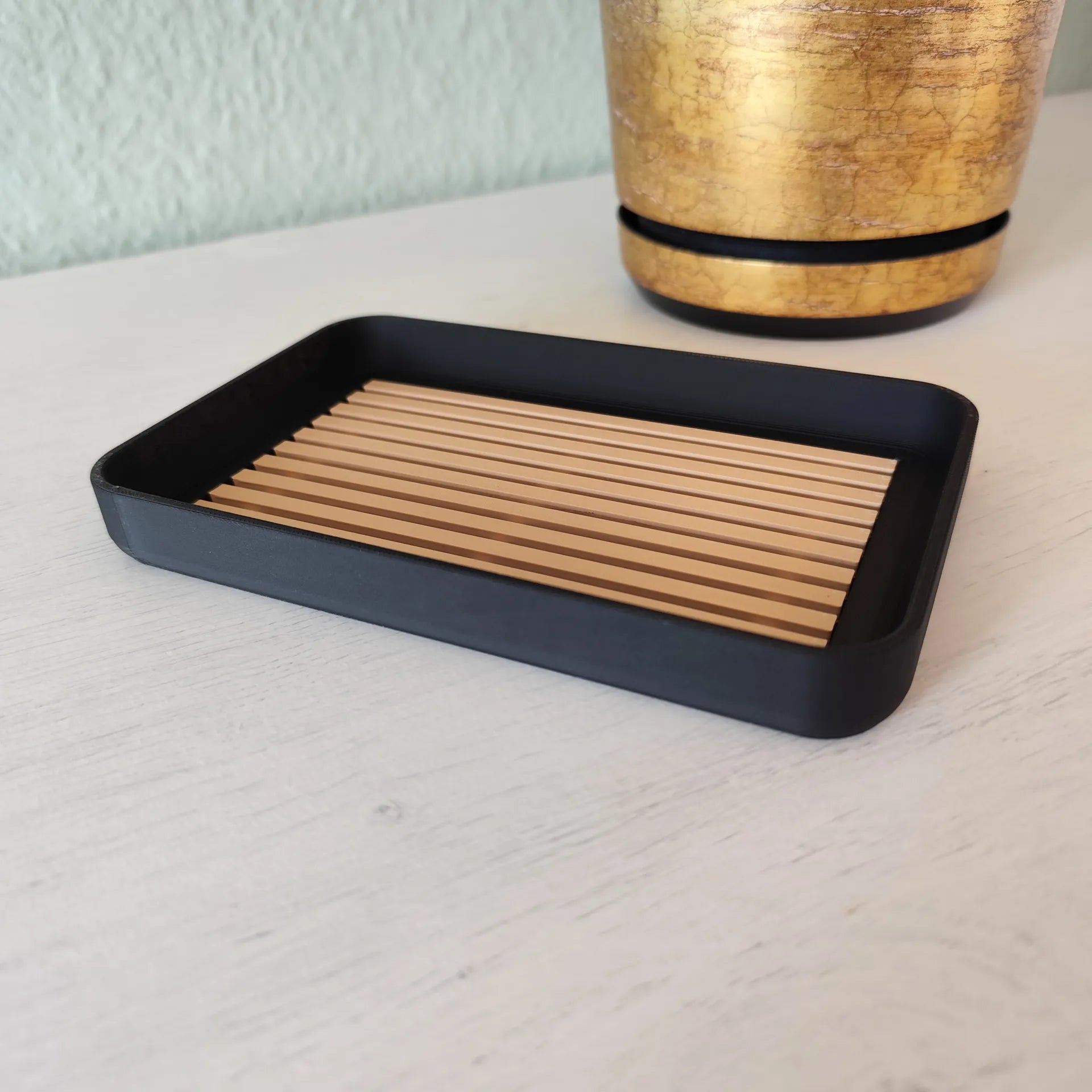 Delta Sæbeholder med rist - dispenserer flydende sæbe og lotion samt organiserer håndvask-tilbehør fra JM Dimensions