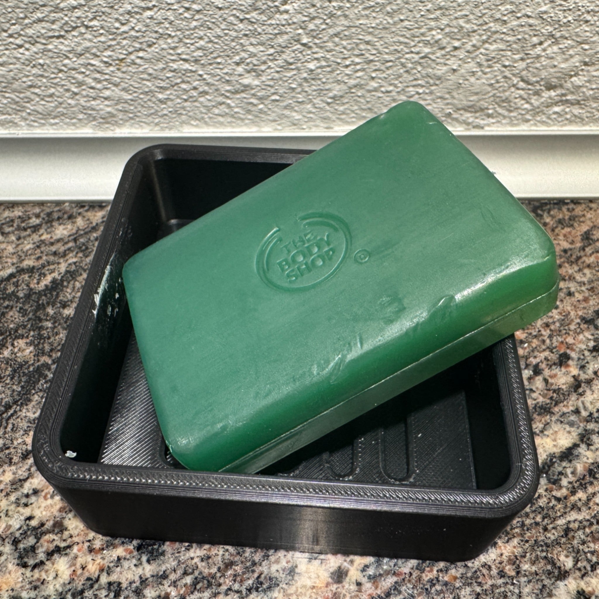 Delta sæbeskål med afløb - praktisk og funktionel sæbeholder til badeværelset fra JM Dimensions