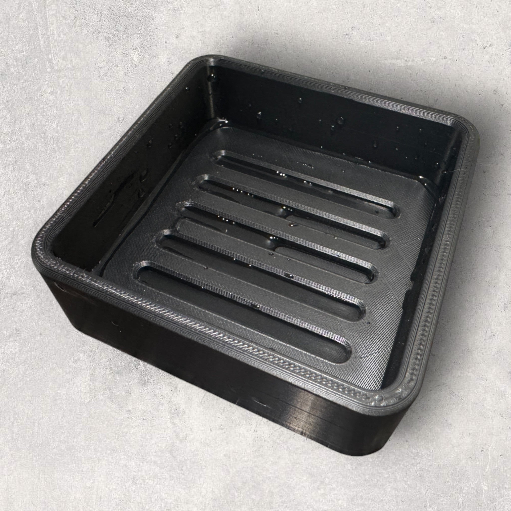 Delta Sæbeskål med Afløb - praktisk og moderne sæbeholder til badeværelset fra JM Dimensions