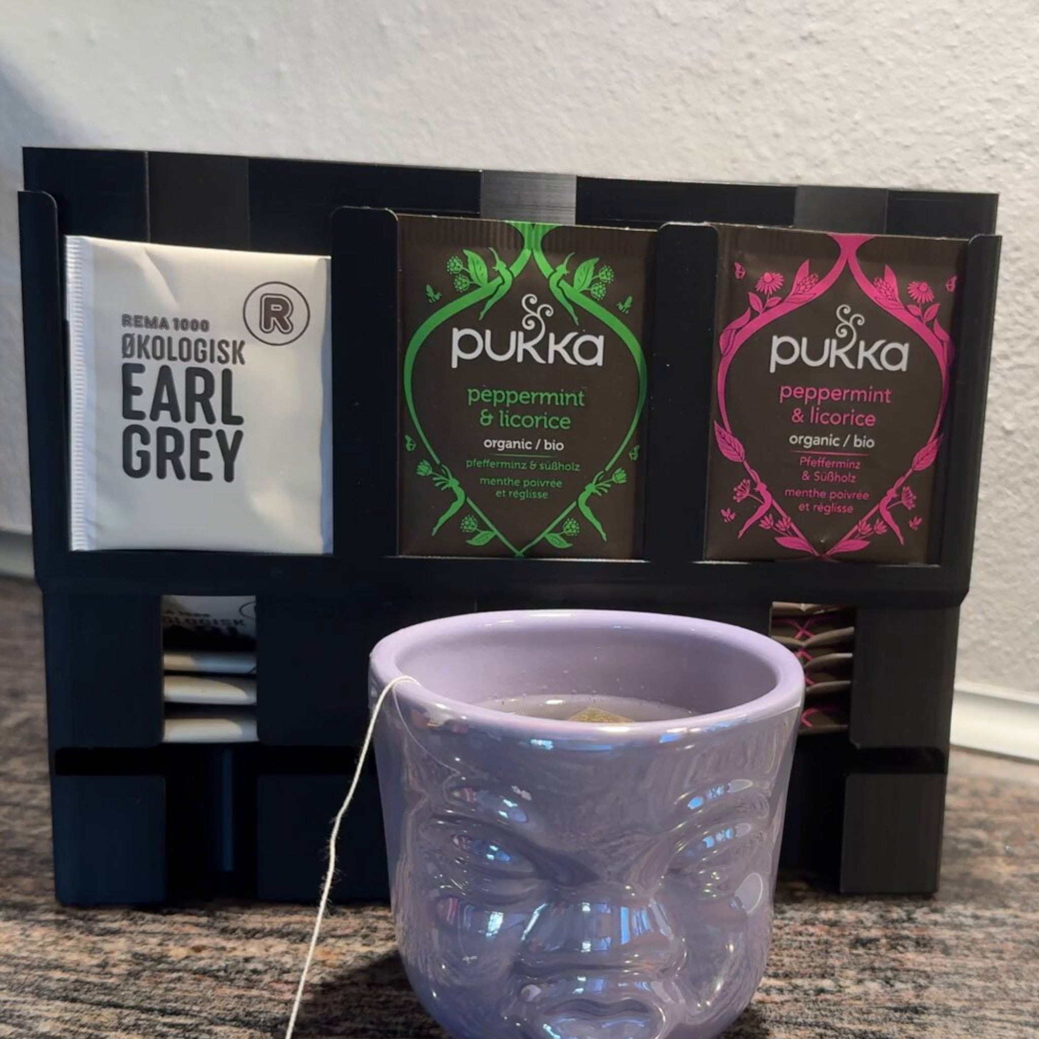 Delta Tebrevsholder - opbevaring og visning af tebreve ved køkkenbordet fra JM Dimensions