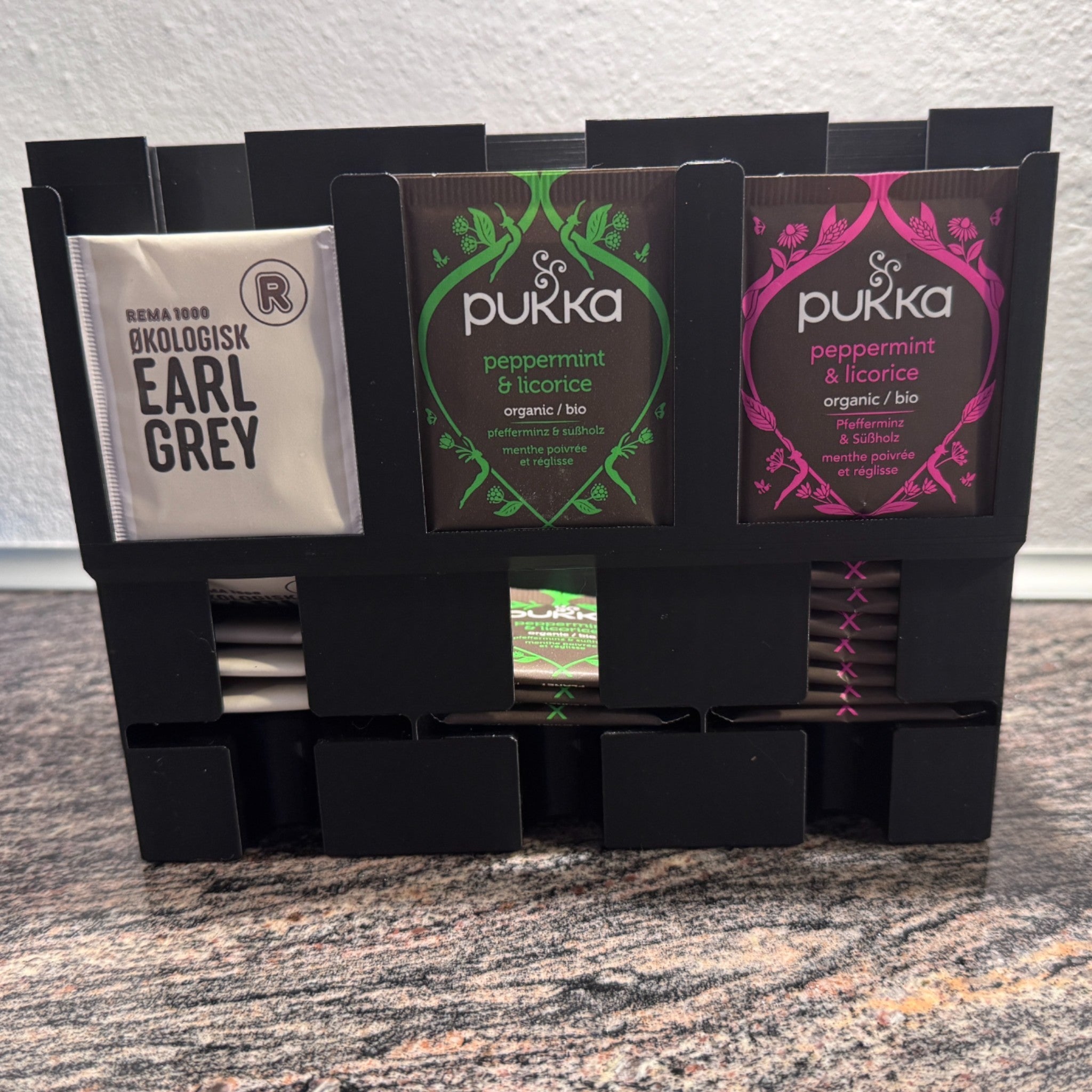 Delta Tebrevsholder - opbevaring og visning af tebreve på køkkenbordet fra JM Dimensions