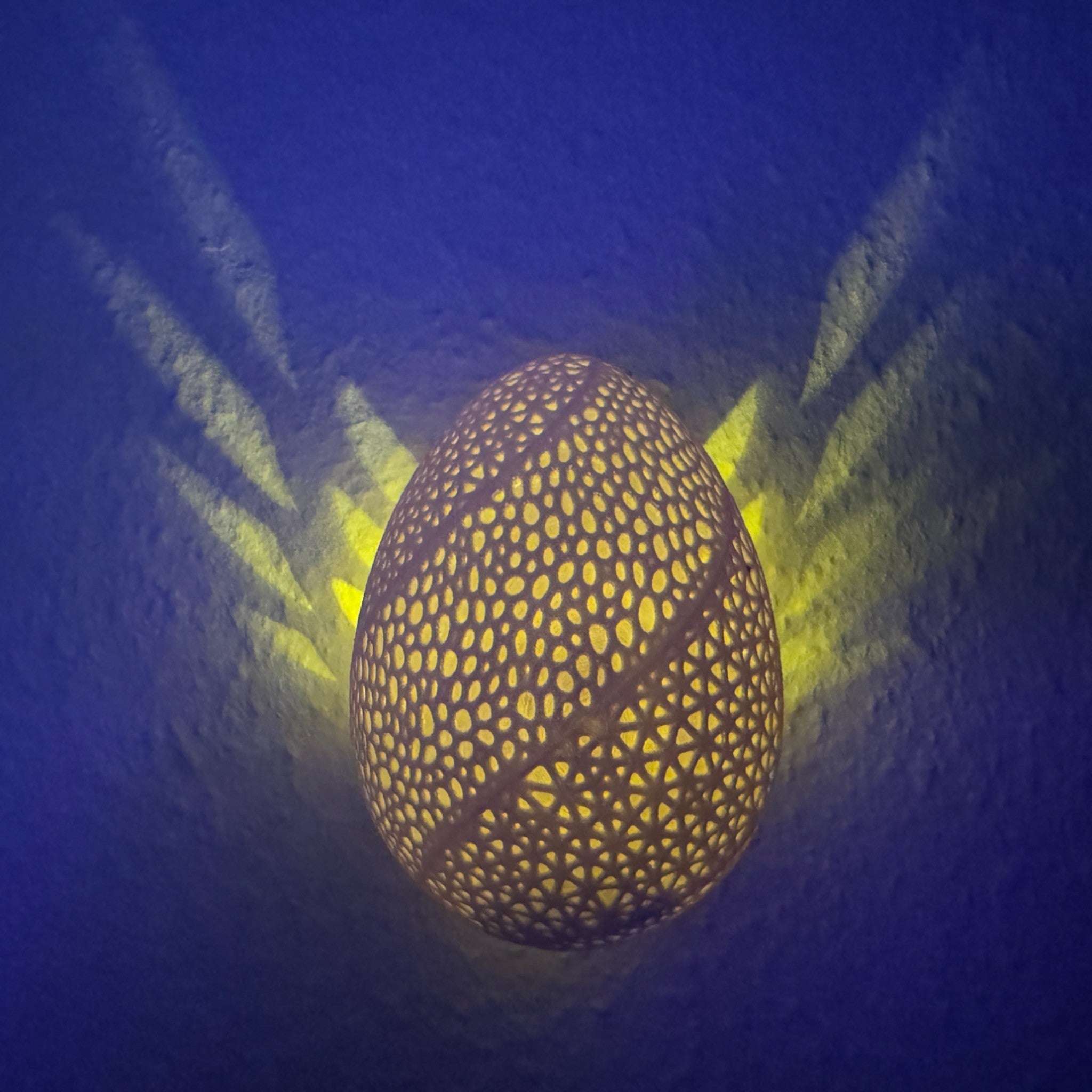 Drageæg væglampe - LED - med vingelignende vægprojektion og stemningslys fra JM Dimensions