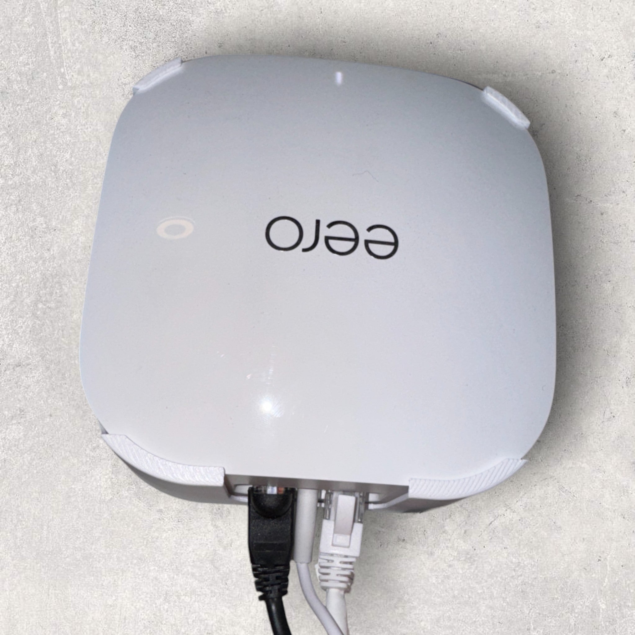 Eero Pro 6E Monteringsbeslag til væg og loft – stabil og praktisk routerholder fra JM Dimensions