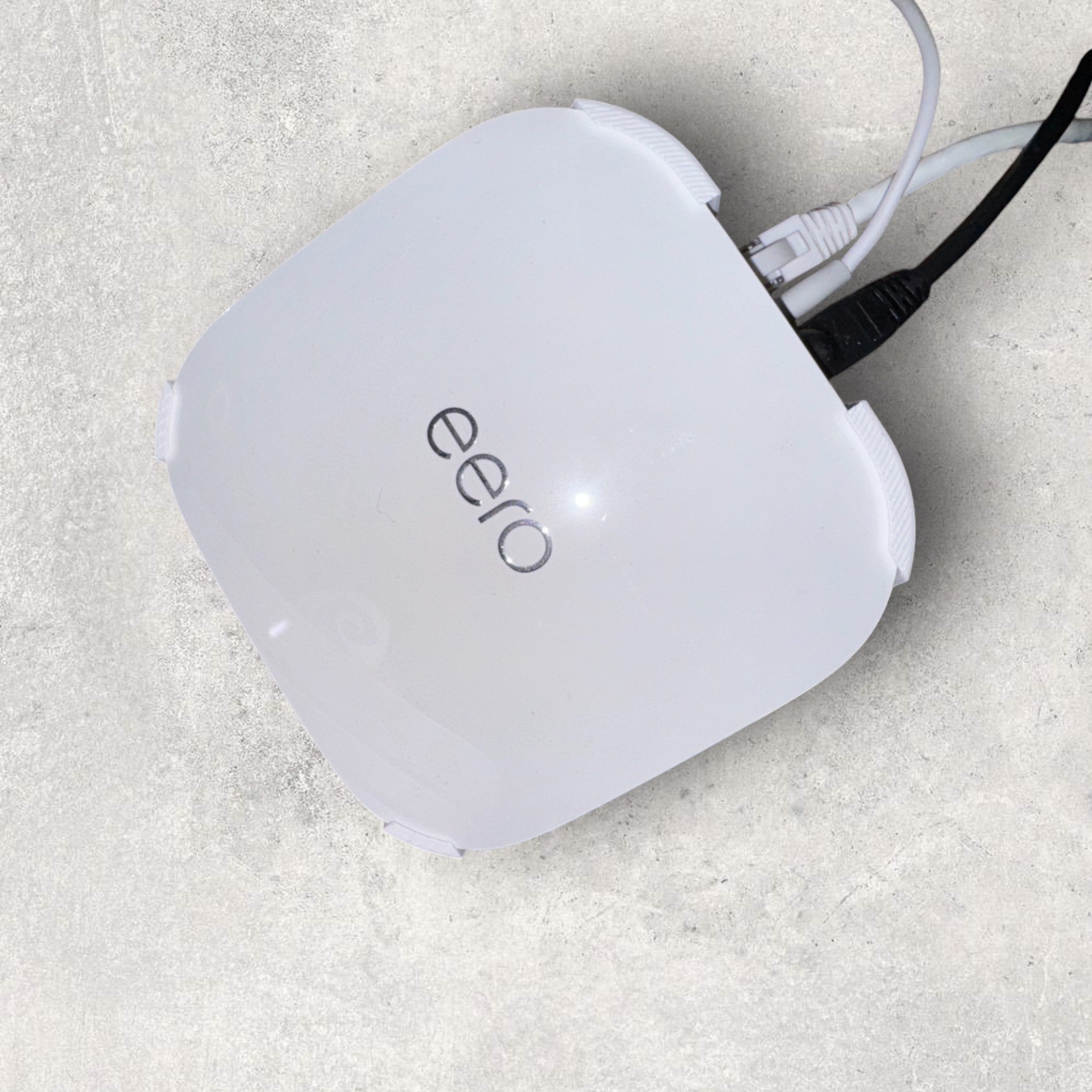 Eero Pro 6E Monteringsbeslag til væg og loft - praktisk og pladsbesparende routermontering fra JM Dimensions