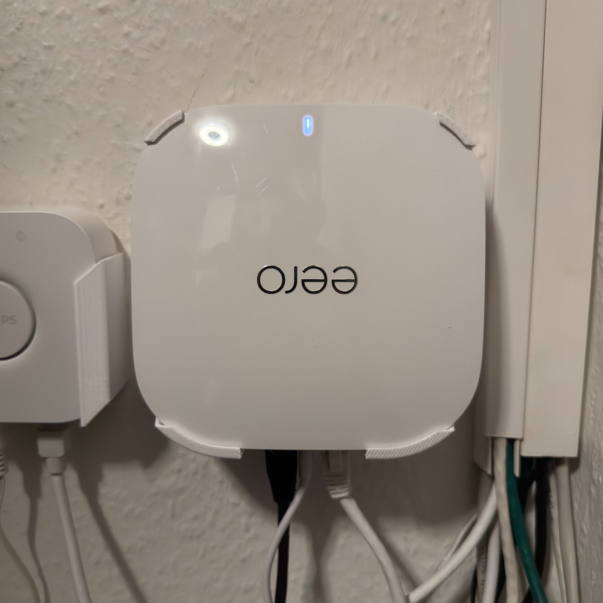 Eero Pro 6E monteringsbeslag til væg og loft - praktisk holder til nem Wi-Fi installation fra JM Dimensions