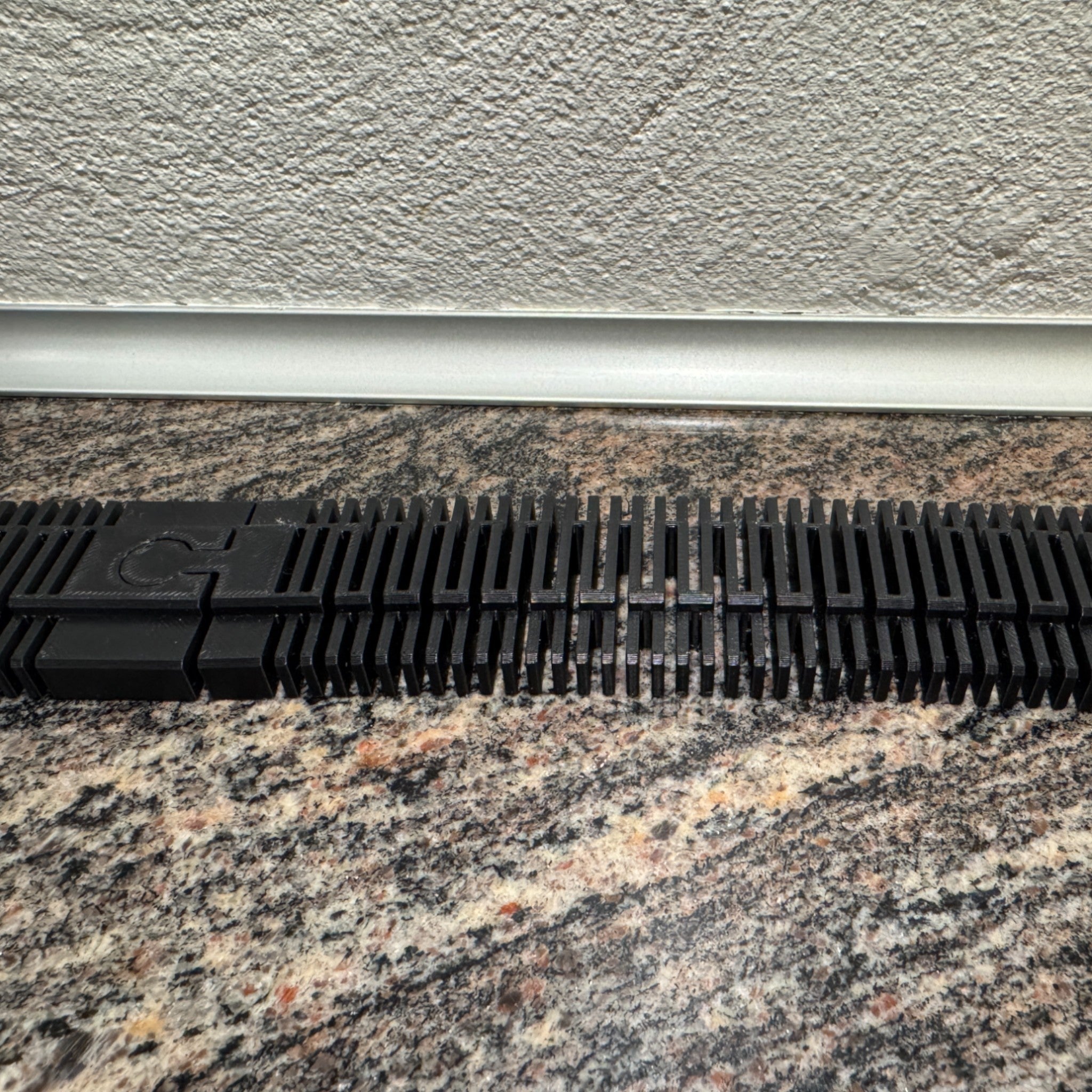 Fleksible Togskinner - justerbar føringsløsning til kabelstyring og organisering af ledninger fra JM Dimensions