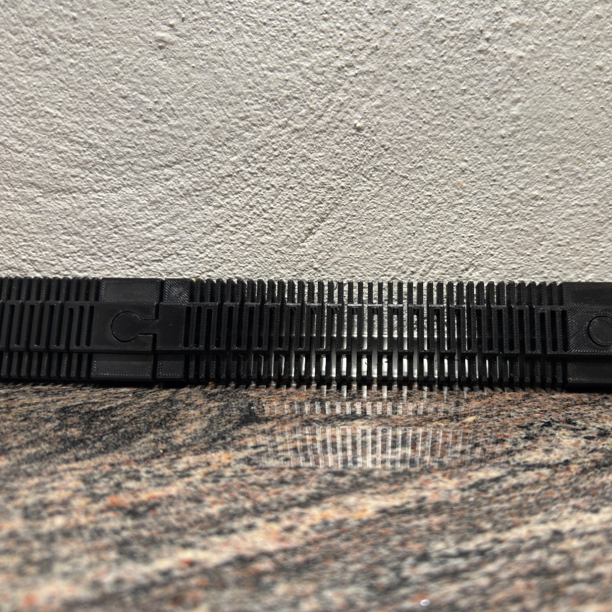 Fleksible Togskinner - fleksibel kabelstyring og ledningsrouting i 3D-printede løsninger til kontor og hjem fra JM Dimensions