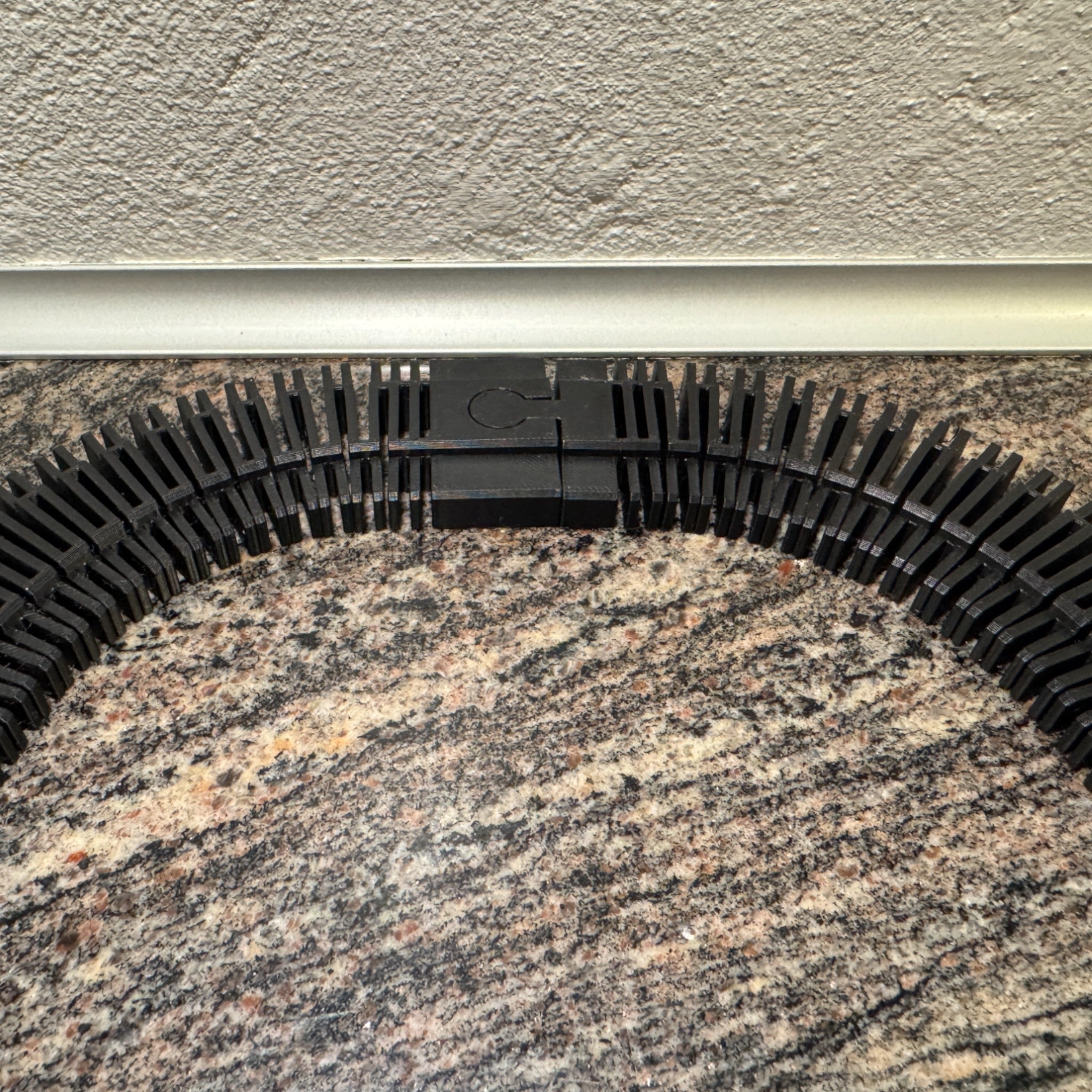 Fleksible Togskinner - buet kabelguide til skrivebordet med kamformede finner fra JM Dimensions