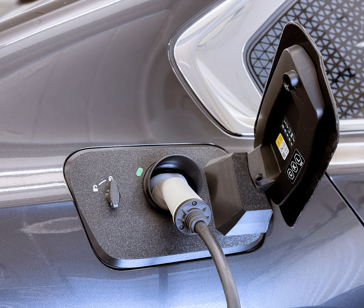 BMW i7 Ladeport Cover - ladekabel tilsluttet