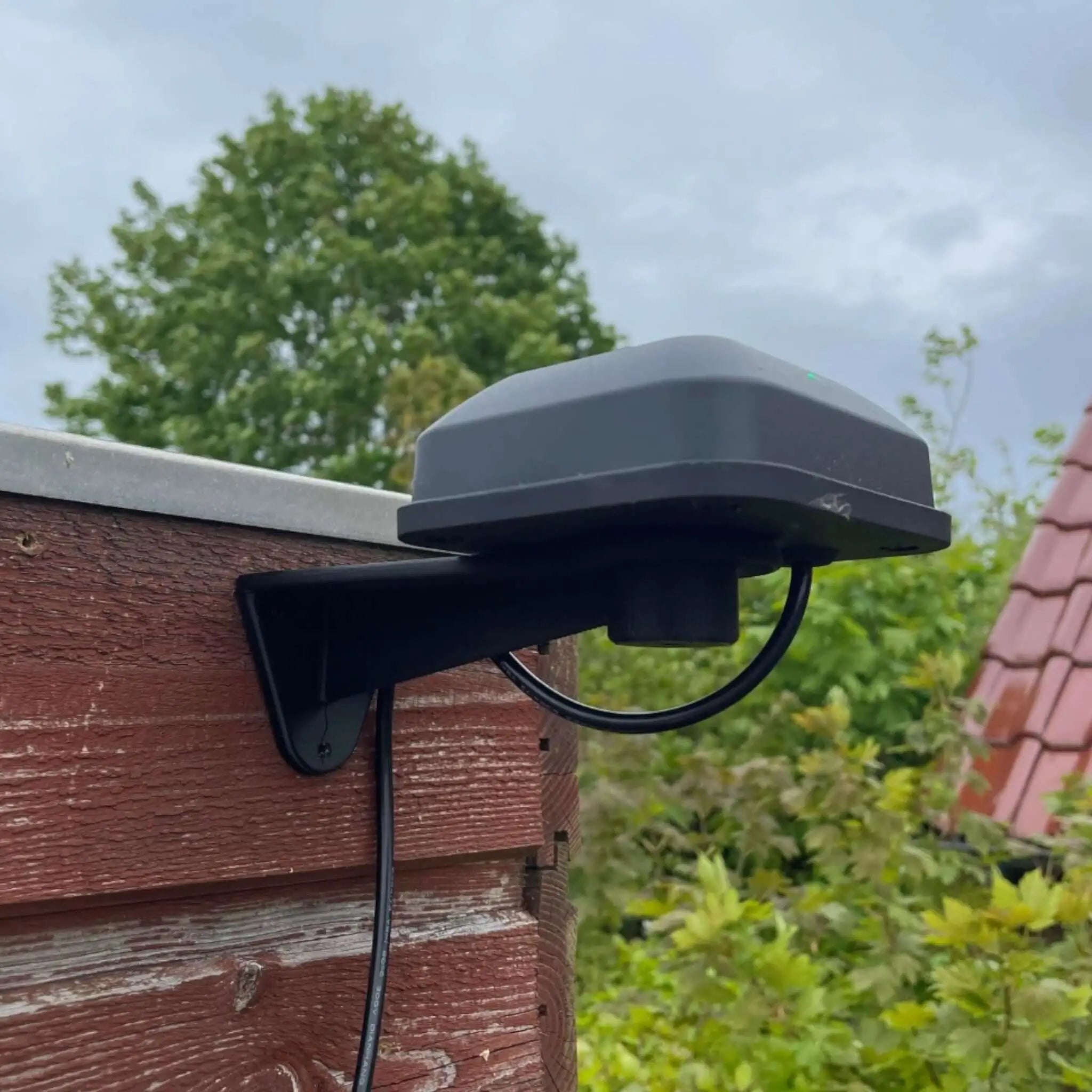 "3D-printet vægmonteret kabelholder - organiserer og sikrer kabler i hjemmet fra JM Dimensions"