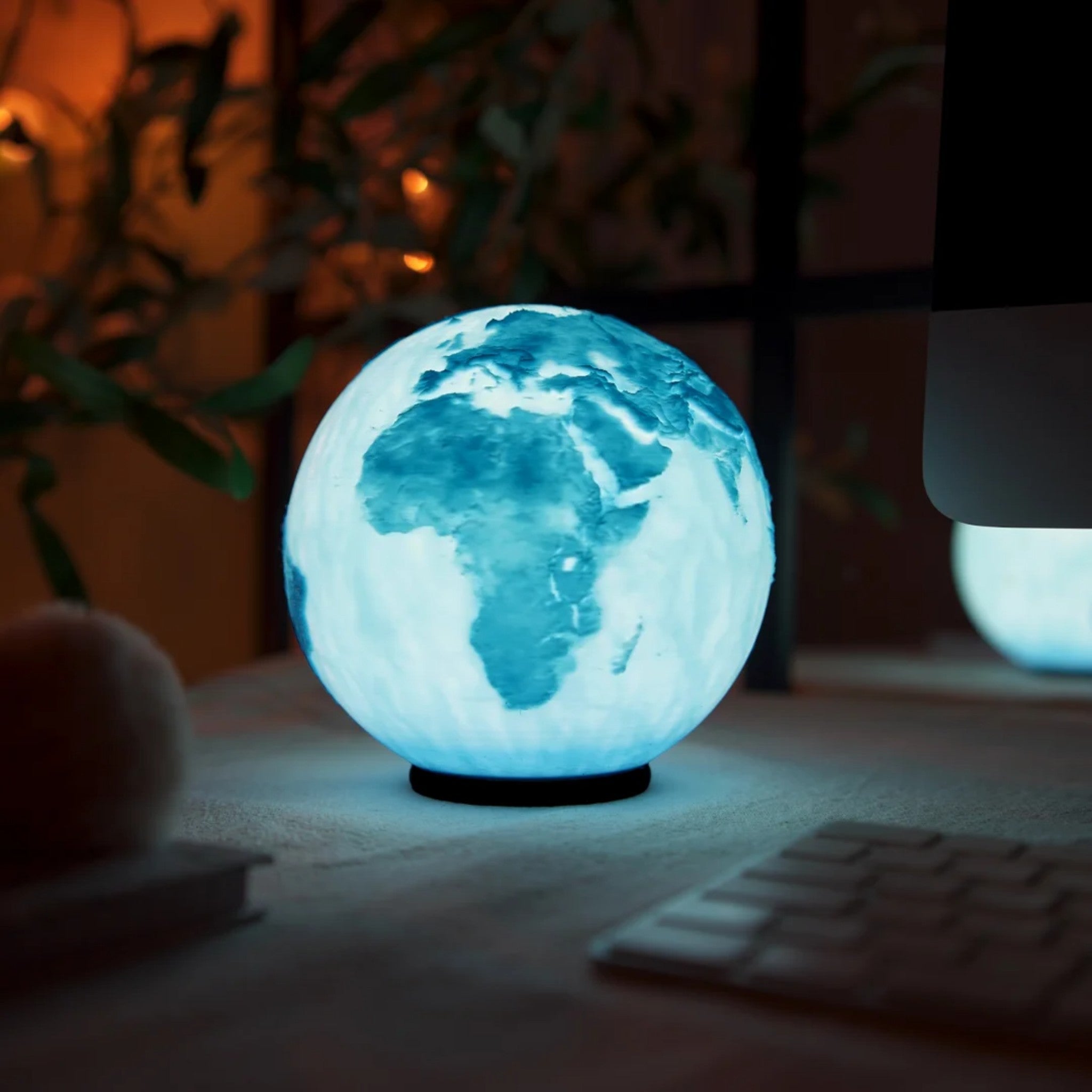 Jordlampe - kugleformet globe med verdenskort og diffust ambient lys til skrivebordet fra JM Dimensions