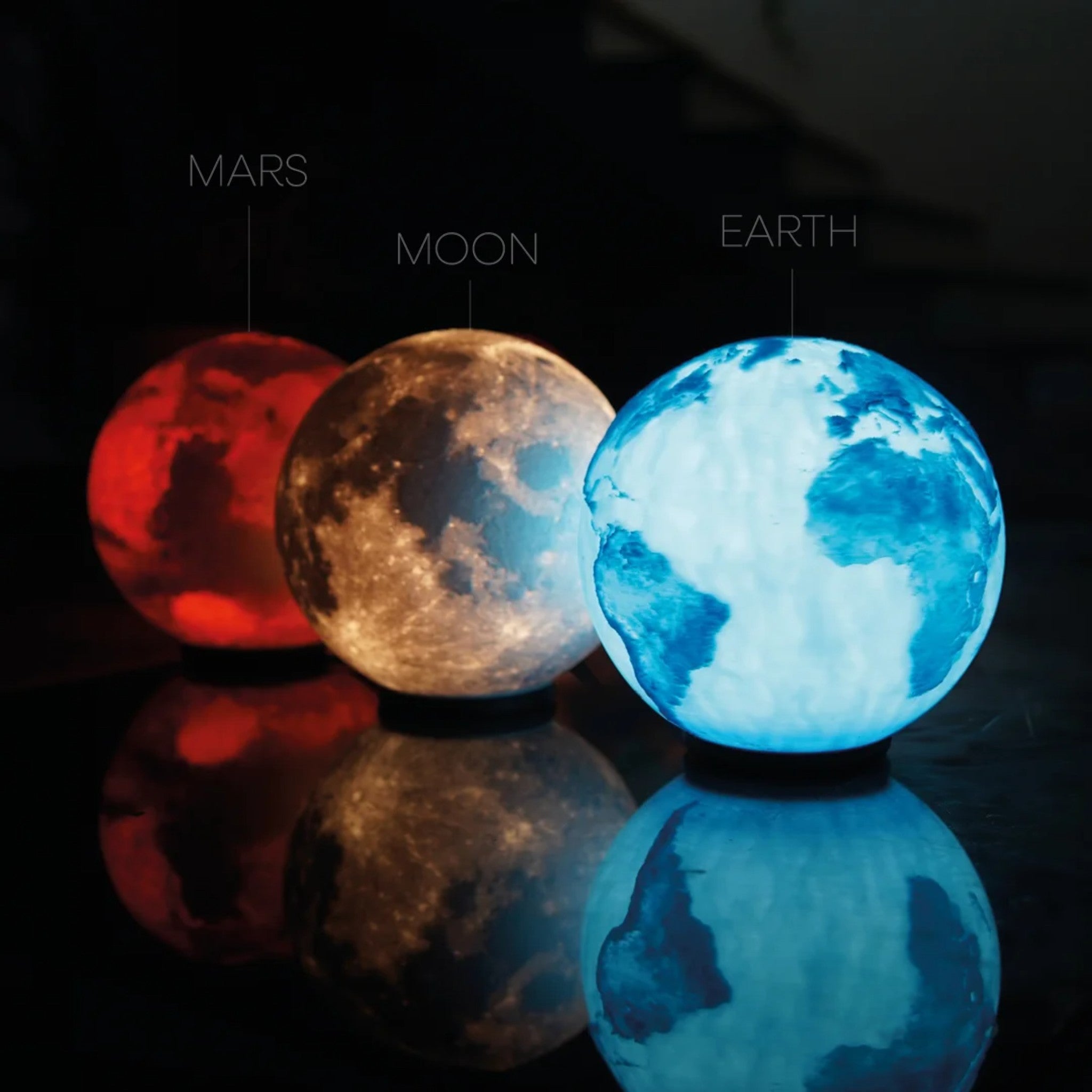 Jordglobelampe - 360° visning og stemningsbelysning til skrivebord eller natbord fra JM Dimensions