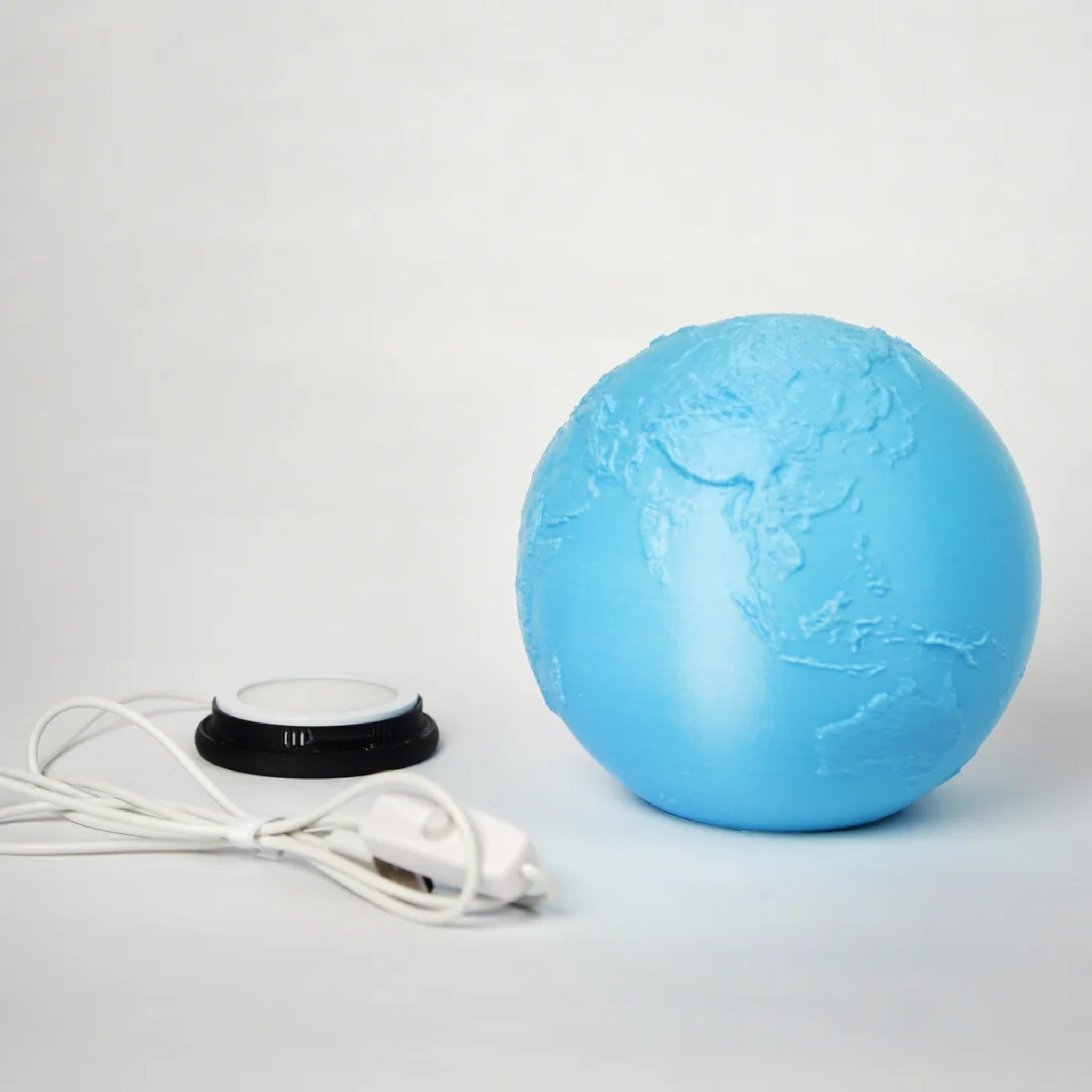 Jordlampe - 3D-printet verdenskort-design til skrivebordet og natbordet med blødt ambient lys fra JM Dimensions