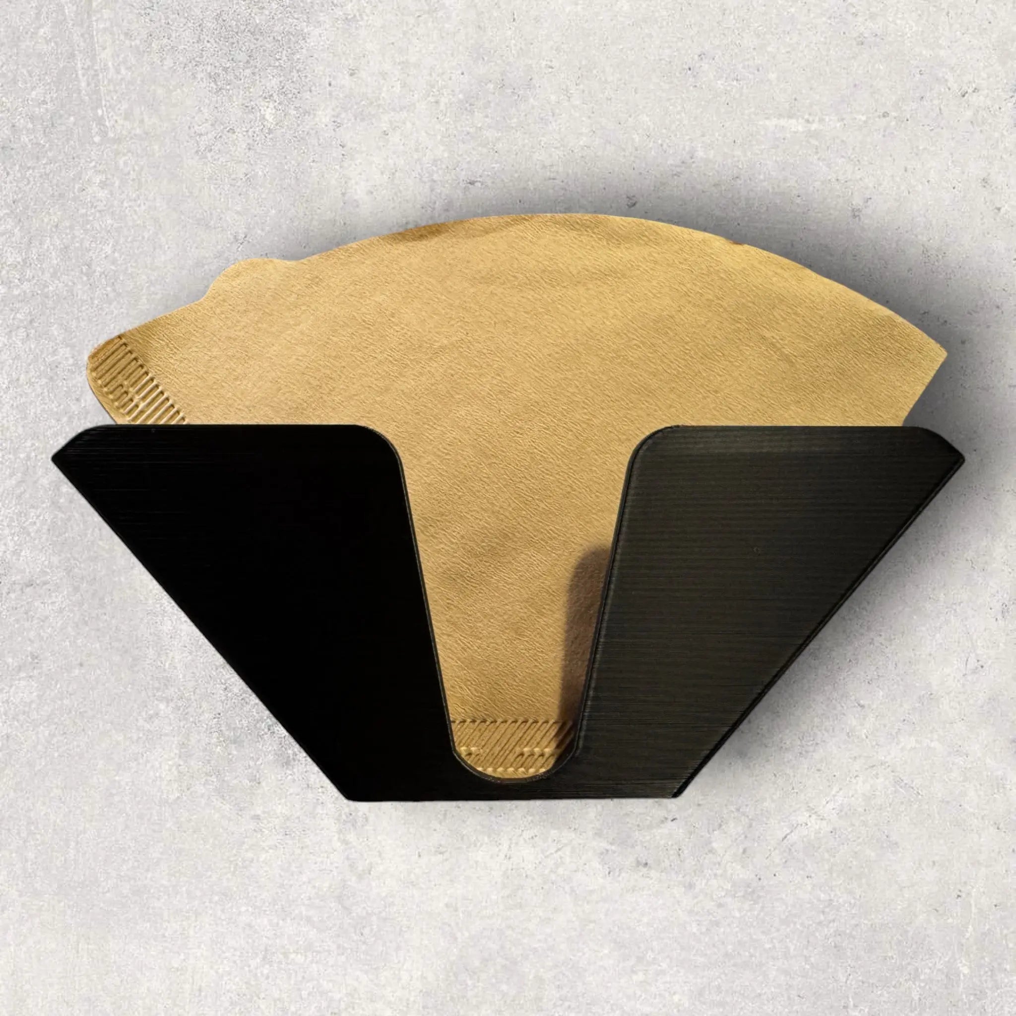 Sort V-formet kaffefilterholder til kegelfiltre - opbevarer og dispenserer kaffefiltre ved køkkenbordet fra JM Dimensions