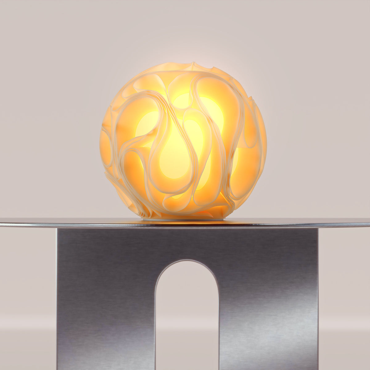 Leora O1 Gravity Skulpturlampe i et boligmiljø
