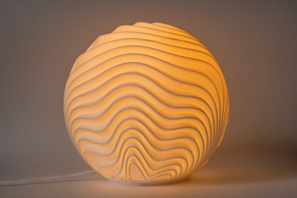 Leora O3 Dune Skulpturlampe, tændt, med bløde klitformer