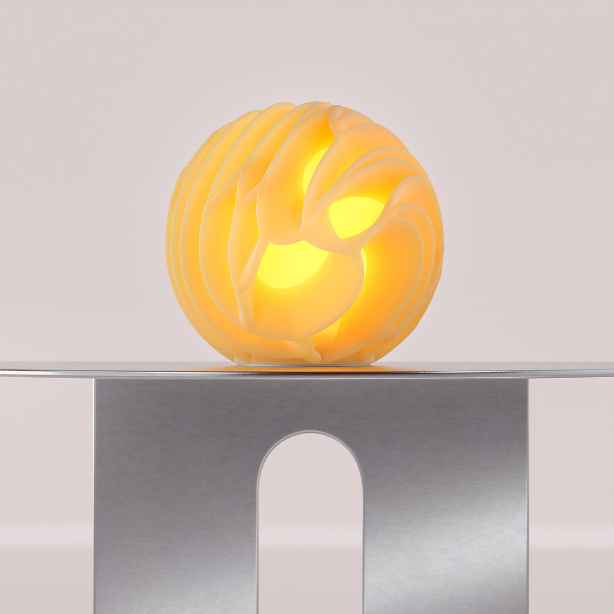 Leora O6 Lava Skulpturlampe set fra siden