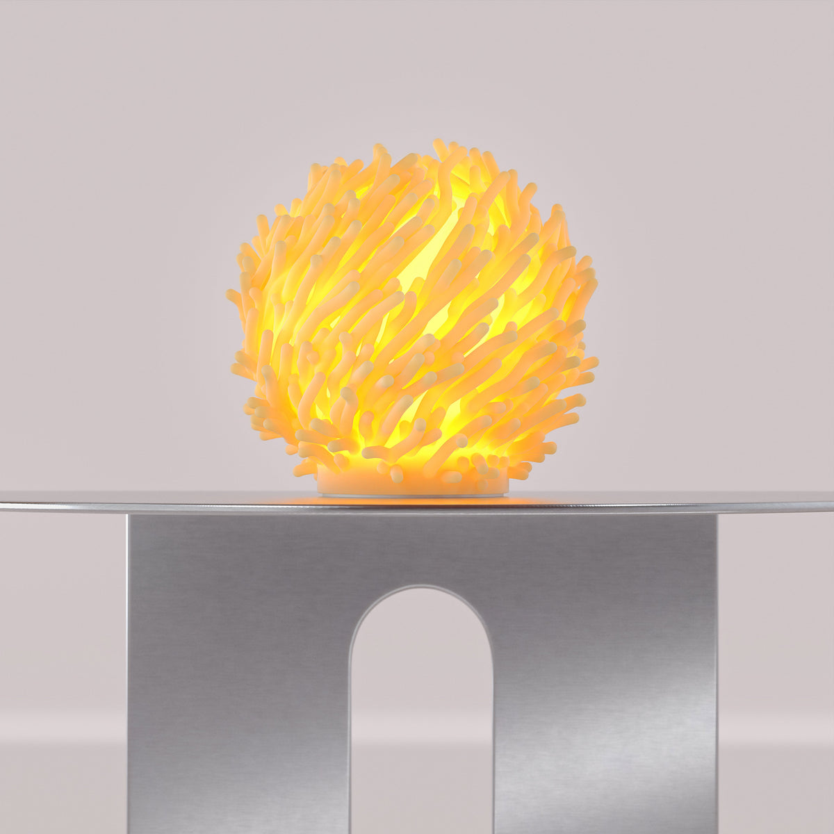 Leora O7 Coral Skulpturlampe set fra siden