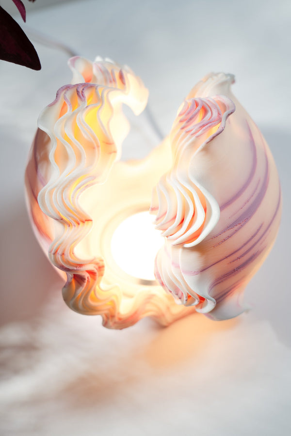 Leora O11-s Ocean Petals Mini Lampe, tændt, med bugtede lag i rosa