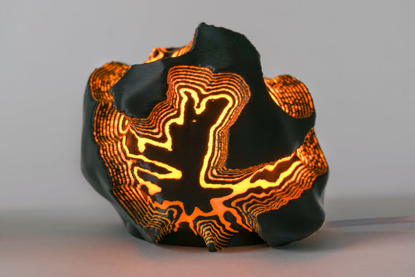 Leora O12-s Fire Mini Lampe, tændt, sort og orange