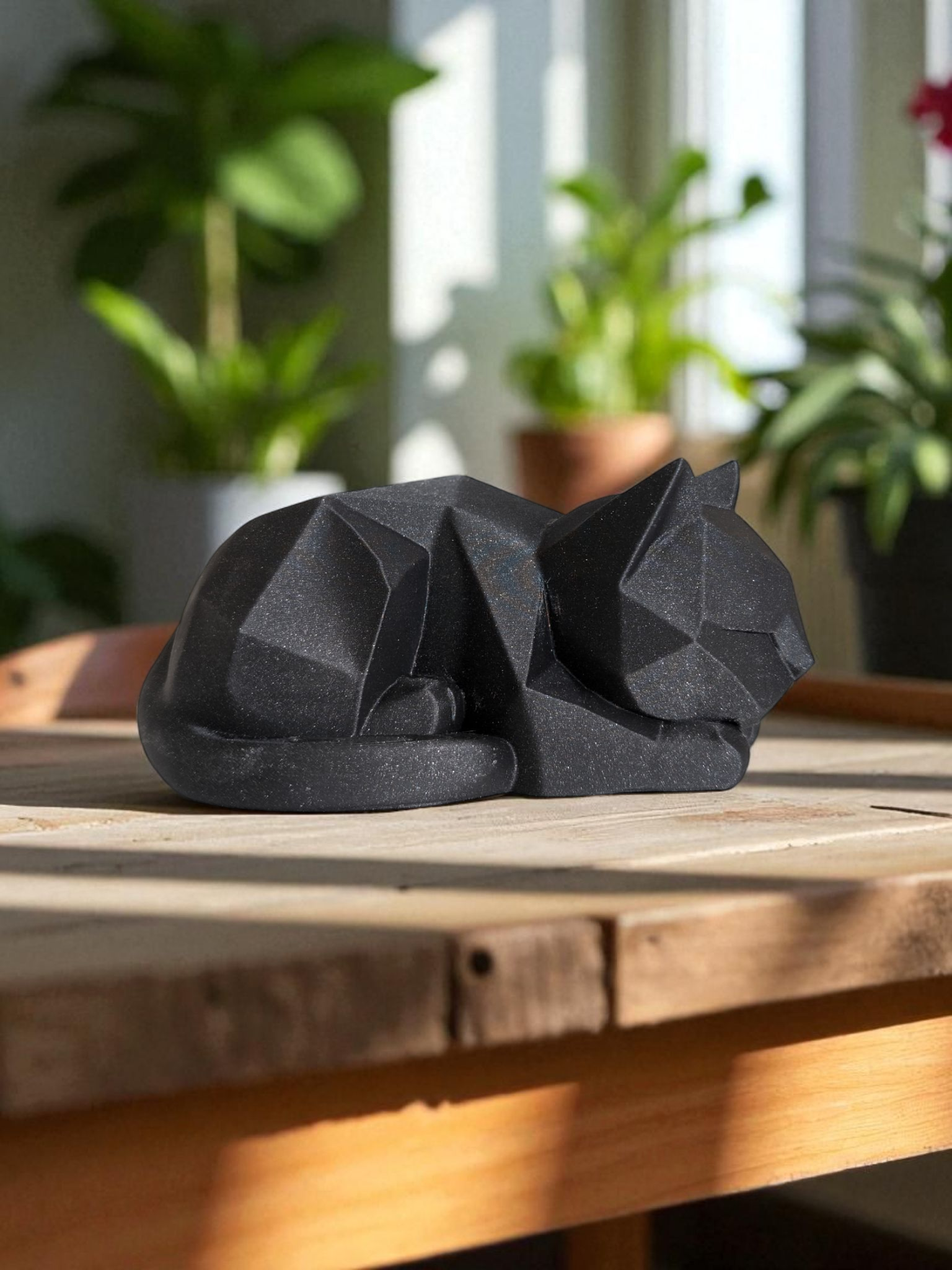 Delta Low-Poly Kat - dekorativ kat-figur til boligindretning og borddekoration fra JM Dimensions