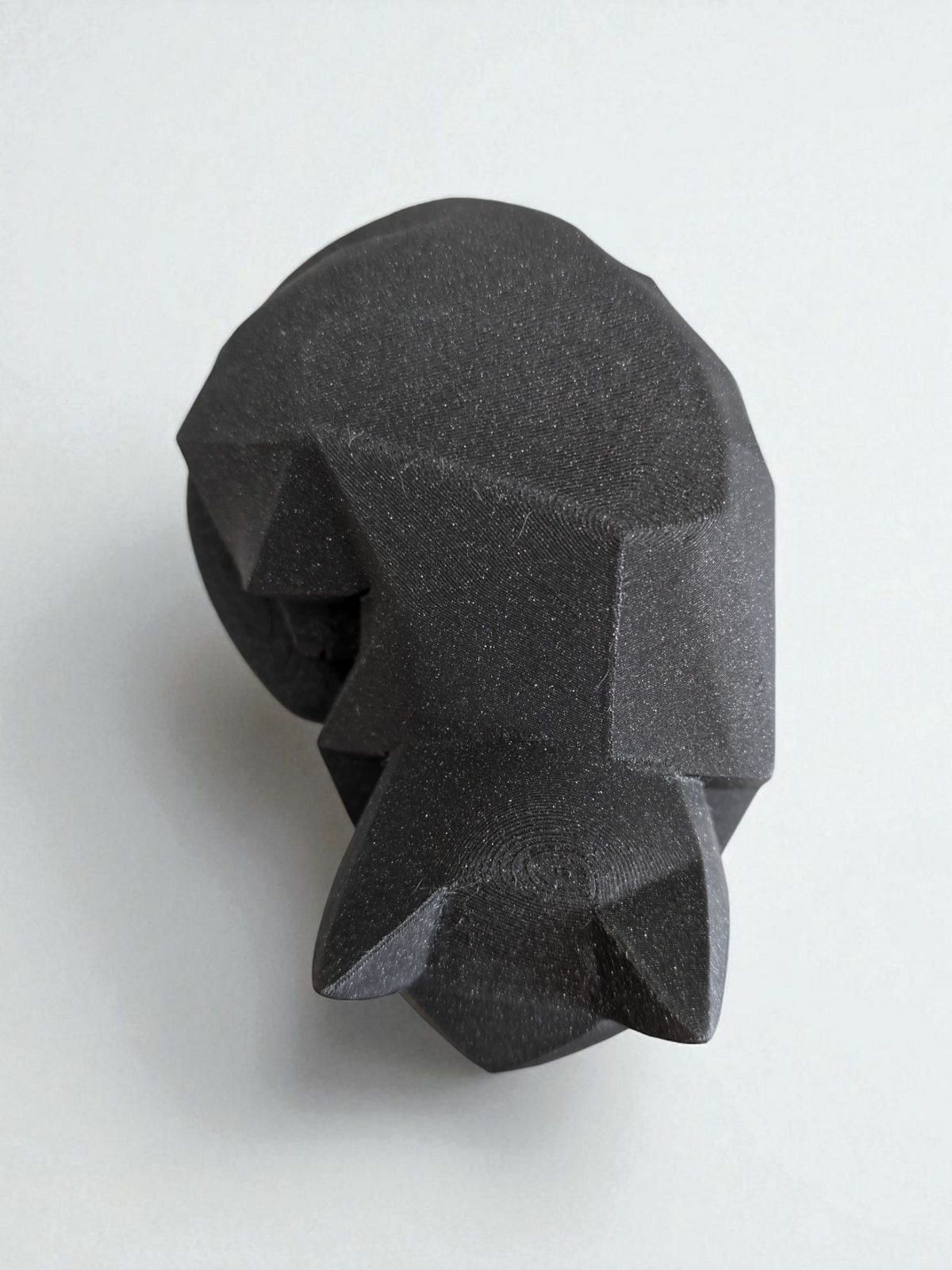 Delta Low-Poly Kat - dekorativ kattefigur til bord- og hjemmedekoration fra JM Dimensions