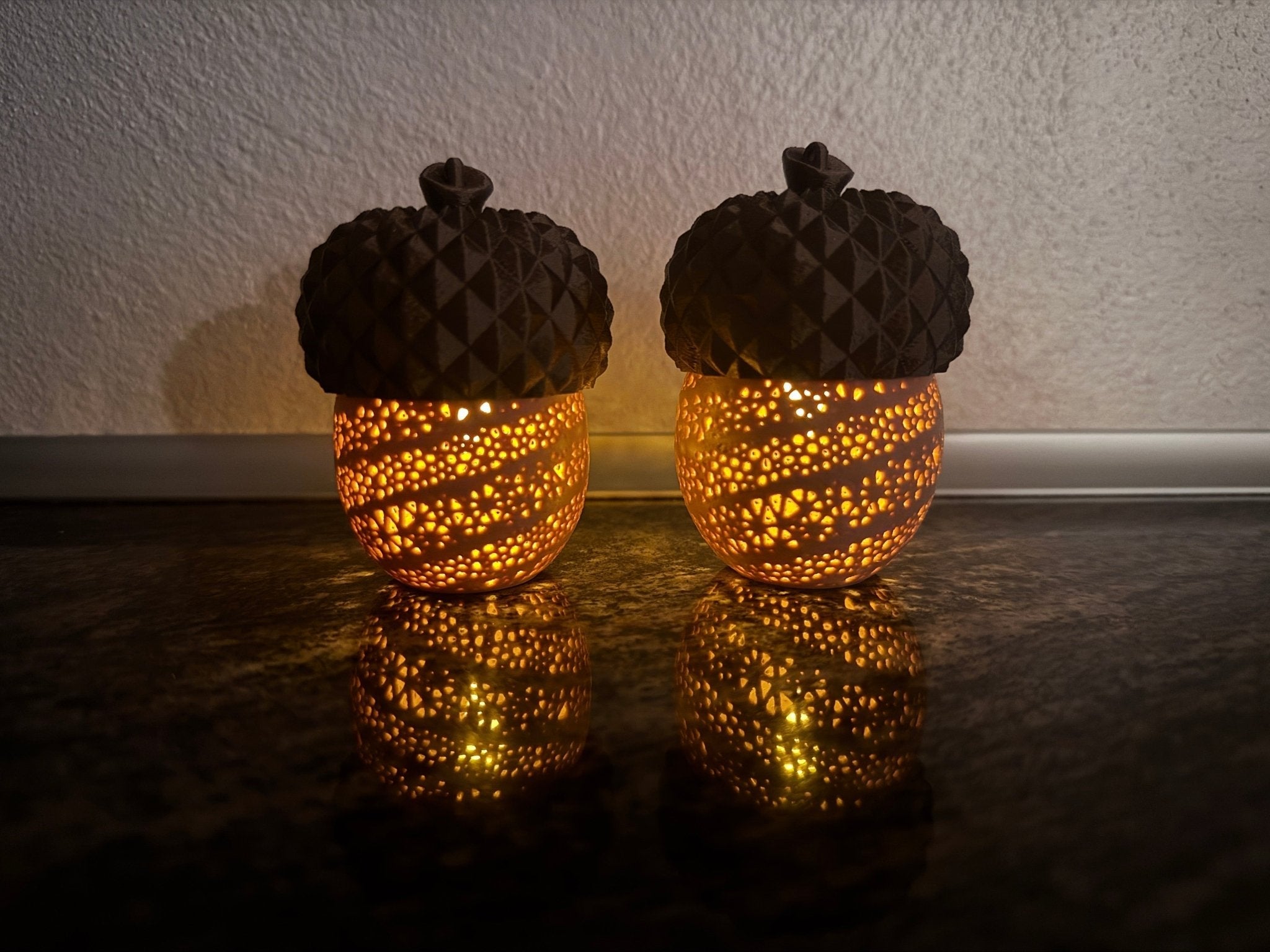 NUKD Agern Dekoration - Hængende eller Stående lampe til varm ambient belysning og hyggelig hjemmedekoration fra JM Dimensions