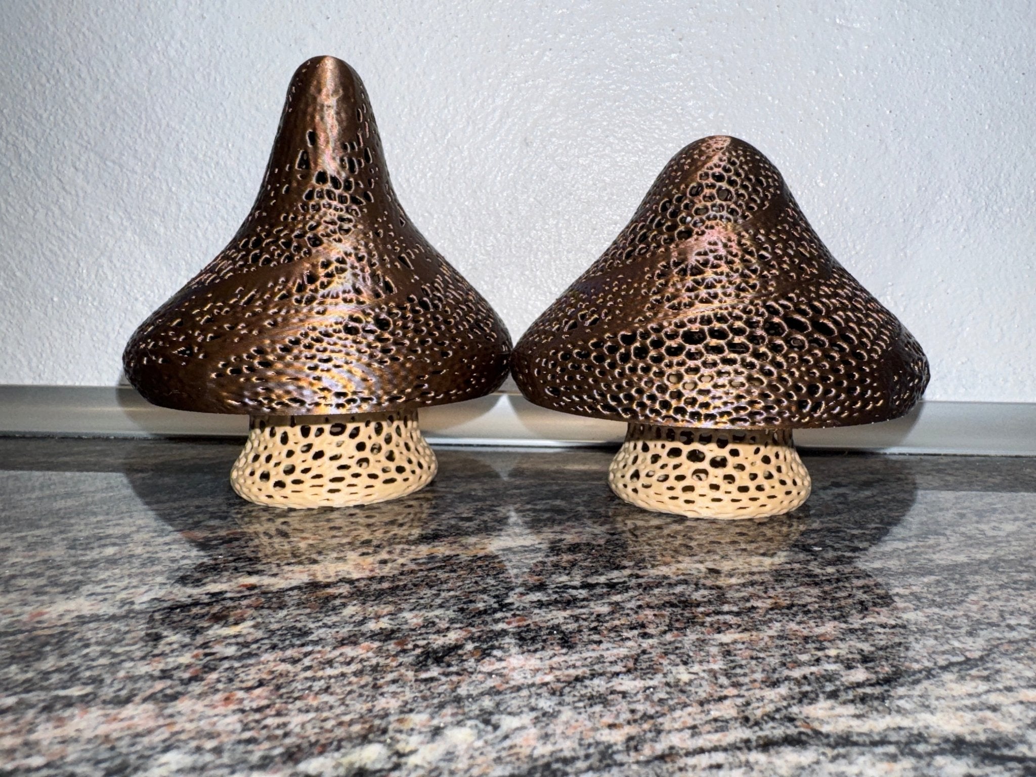 NUKD Stumpy Svampekollektion - dekorative svampedekorationer til hyggelig boligindretning fra JM Dimensions