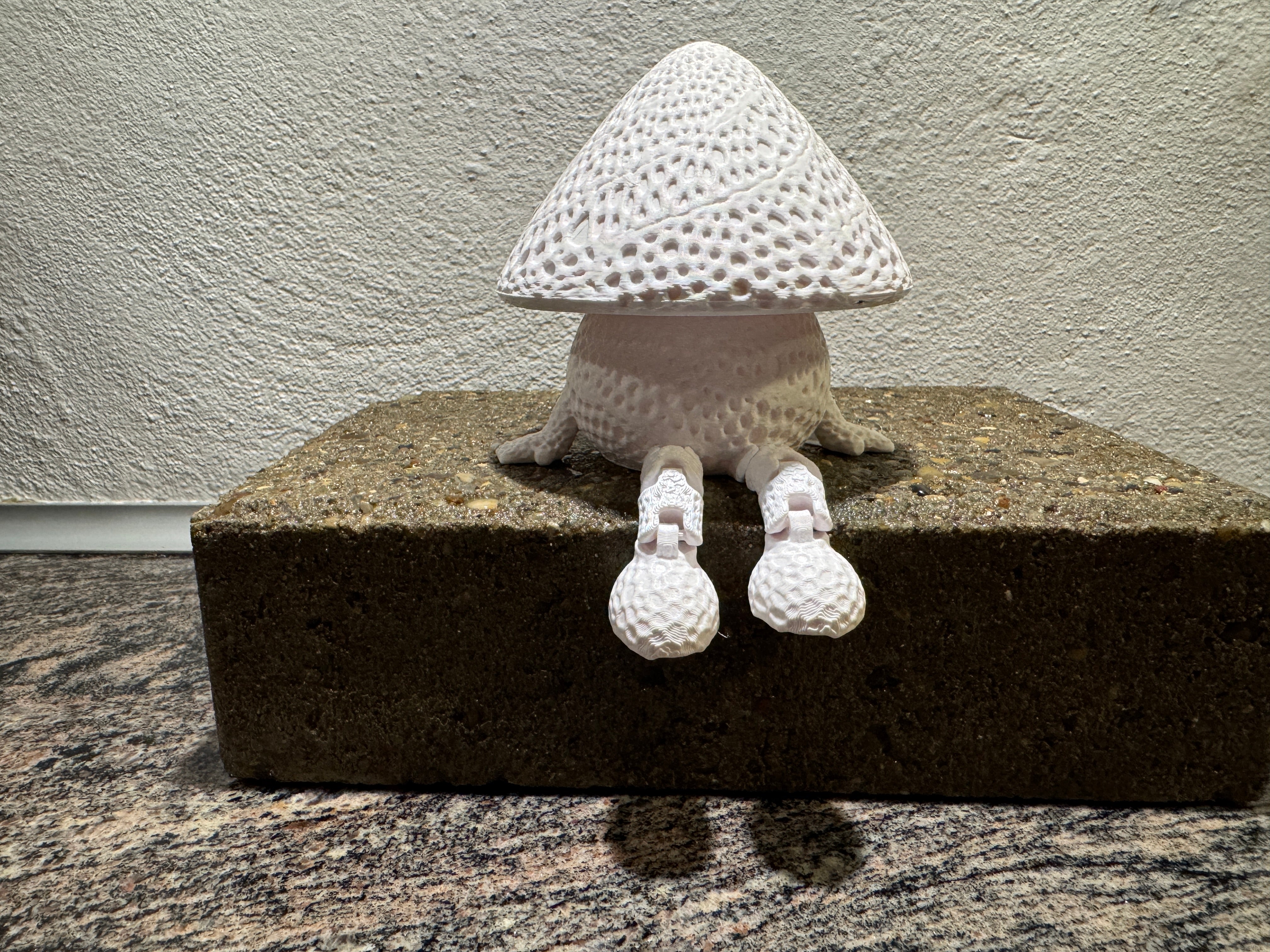 Svampebeholdere med ben - dekorativ opbevaringsløsning og unik hyldedekoration fra JM Dimensions