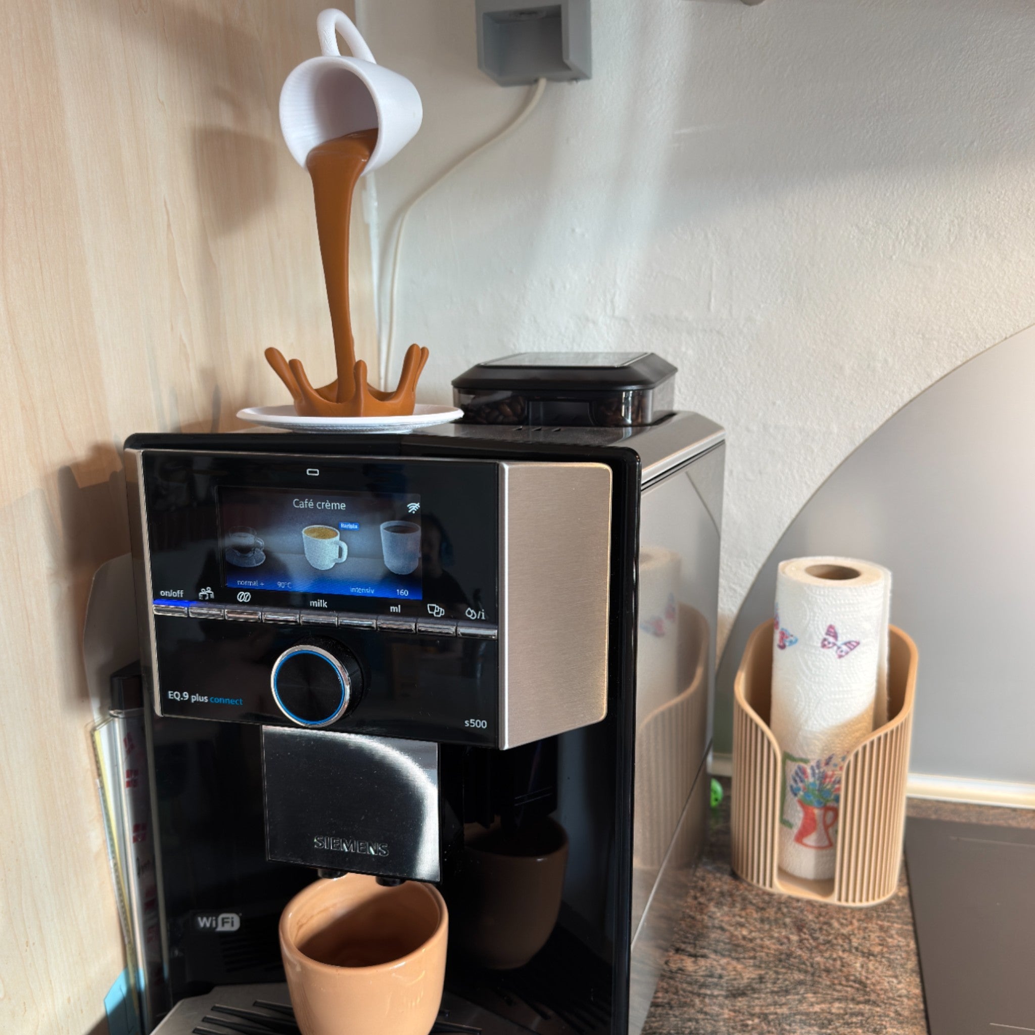 Svævende Kaffekop Dekoration - unik illusionistisk pynt til køkken, café og kaffestation fra JM Dimensions