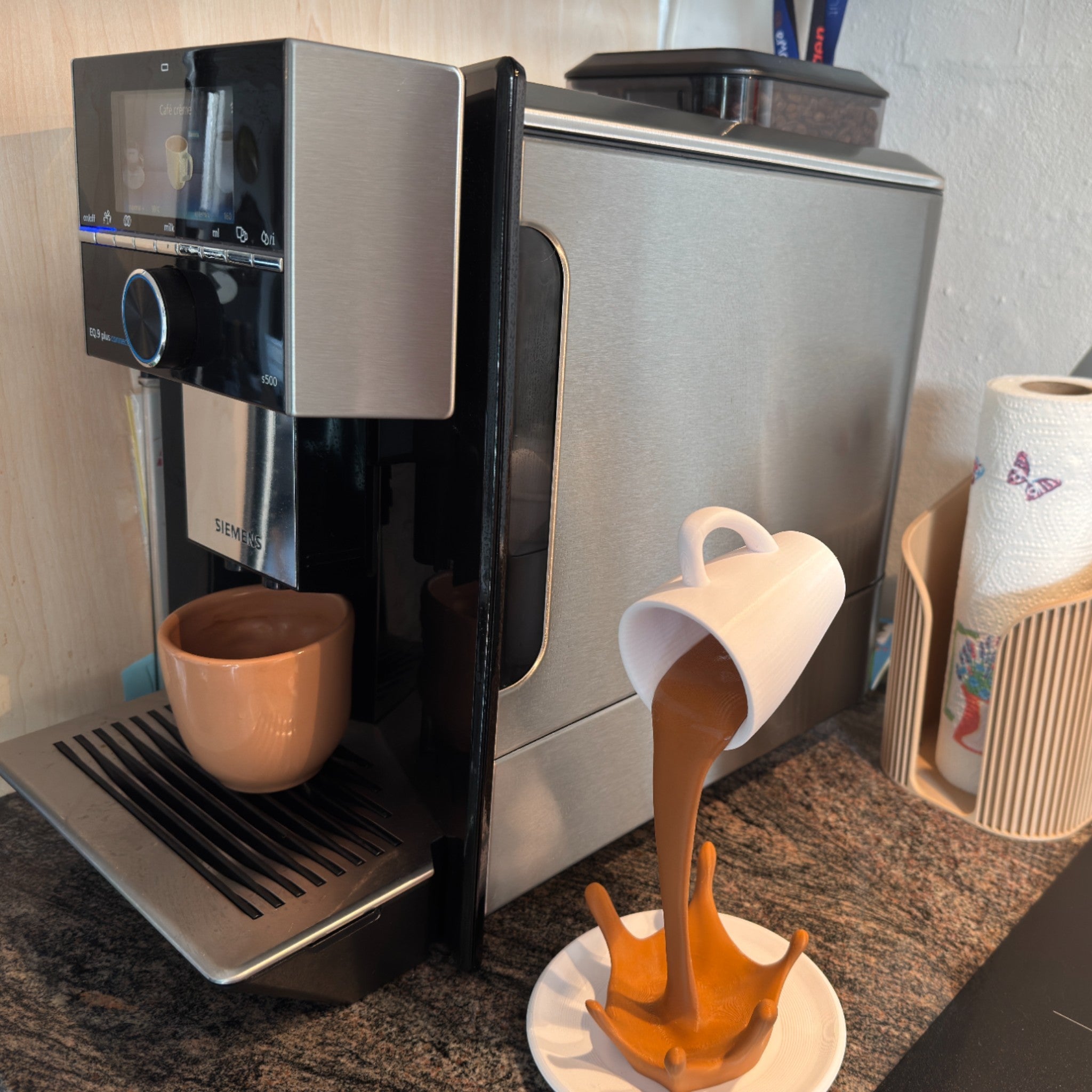 Svævende Kaffekop Dekoration - unik illusion til køkken, kaffestation og caféindretning fra JM Dimensions