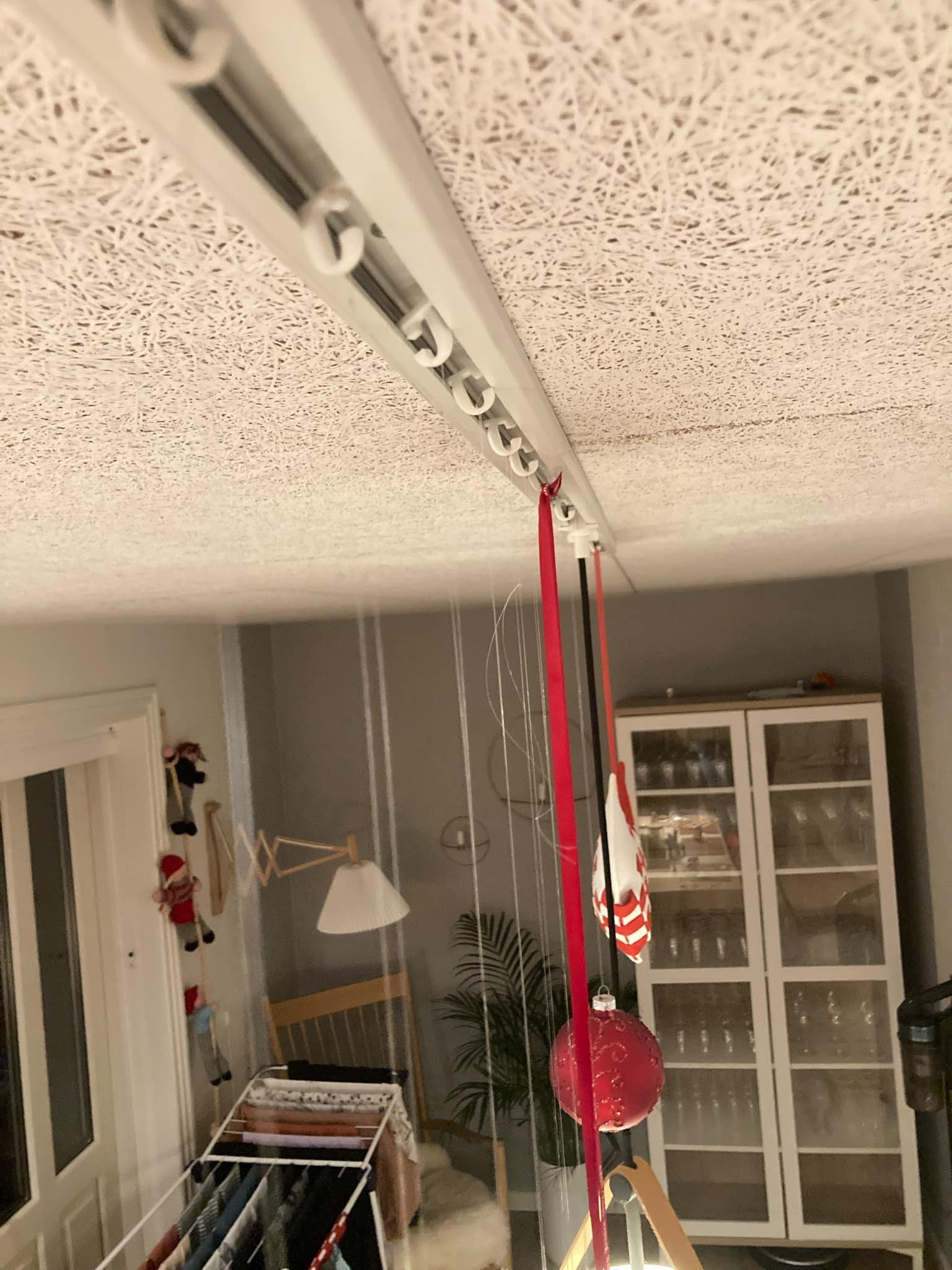 Universel krog til lysskinner - fleksibelt ophæng til julepynt og sæsondekoration fra JM Dimensions