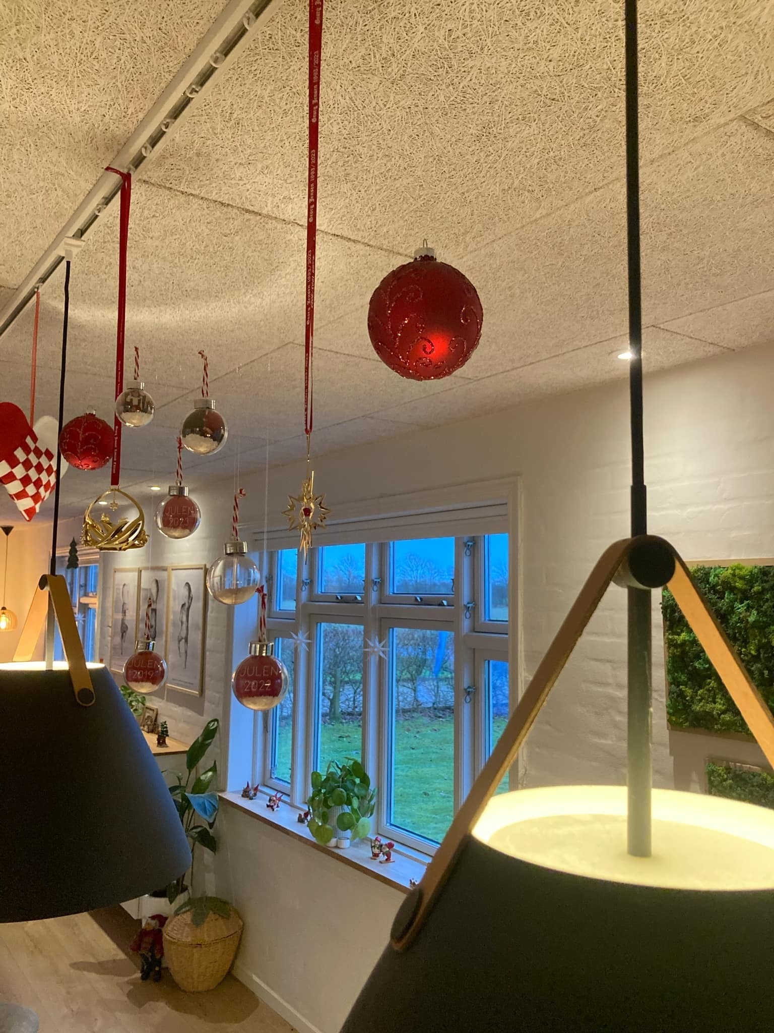 Universel krog til lysskinner - fleksibel løsning til ophæng af julepynt og sæsondekoration fra JM Dimensions