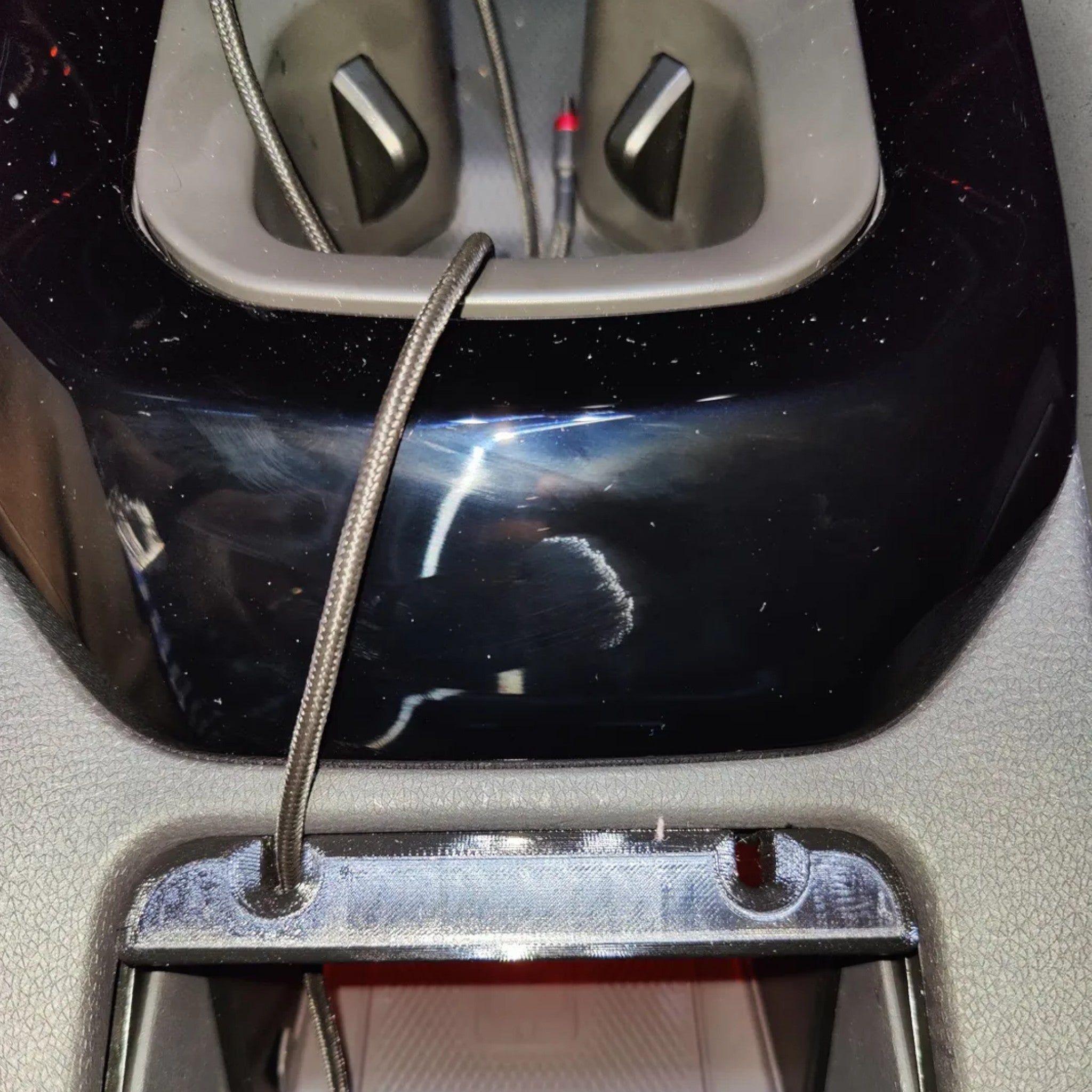 3D-printet centerkonsol organiseringsbakke - til bil med skydelåg og kabelpassage fra JM Dimensions