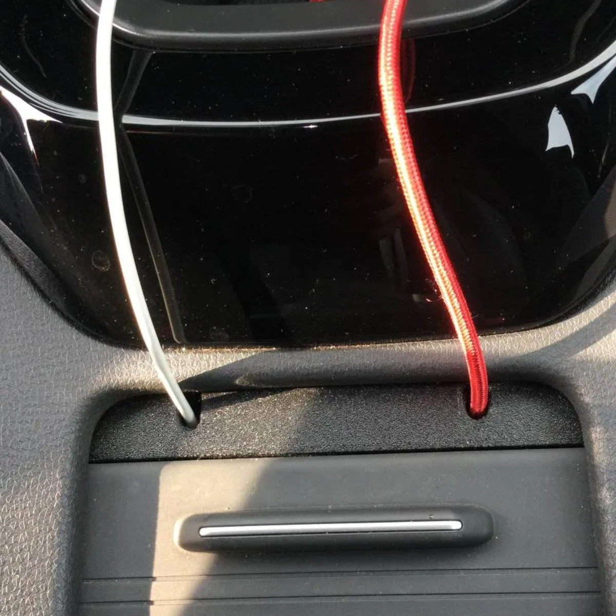 VW ID.3/ID.4 USB Kabelholder til Midterkonsol - organiserer kabler og opladning i bil fra JM Dimensions