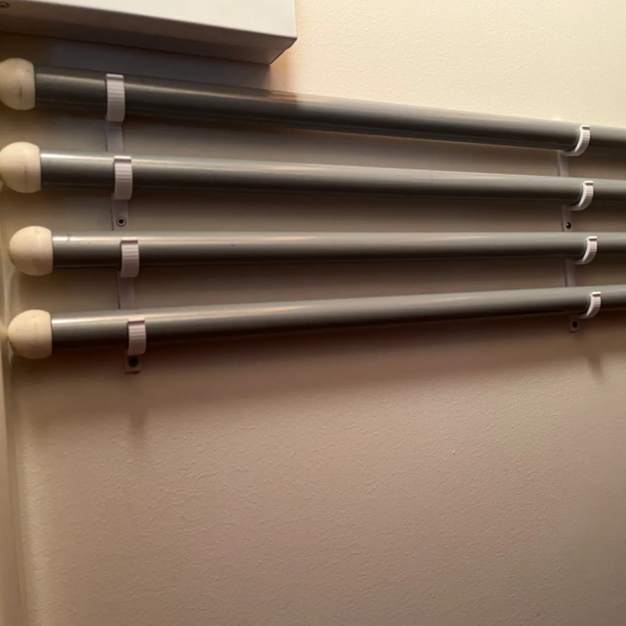 Vægmonteret 4-stavs opbevaringsrack til hjemmet - pladsbesparende ophæng fra JM Dimensions