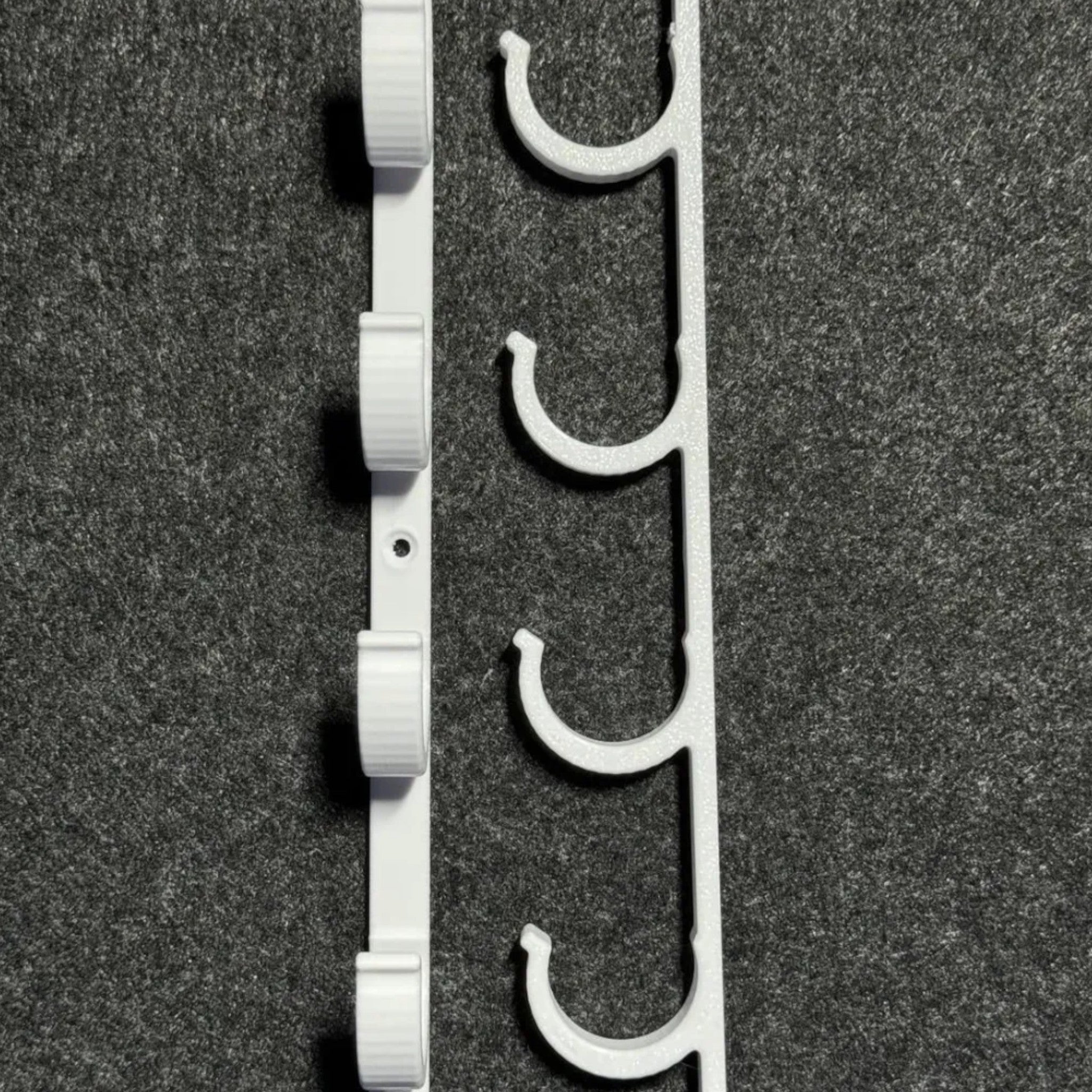 Gråt firestangs vægmonteret tørrestativ - til hængning og lufttørring af håndklæder og tøj fra JM Dimensions