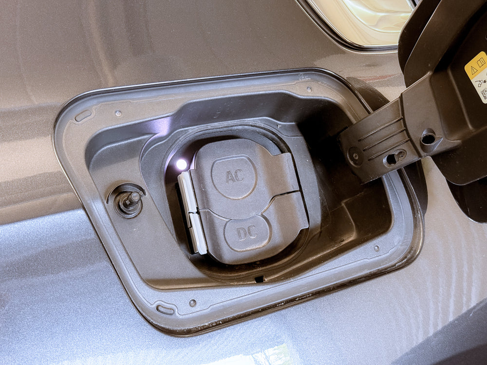 BMW i7 Ladeport Cover - ladeport detalje
