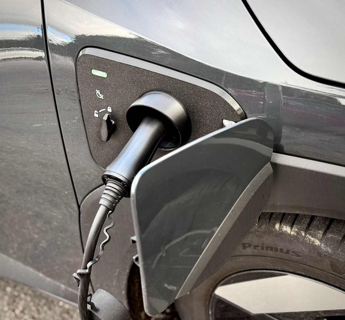 Kia EV4 Ladeport Cover monteret omkring tilsluttet Type 2-ladestik