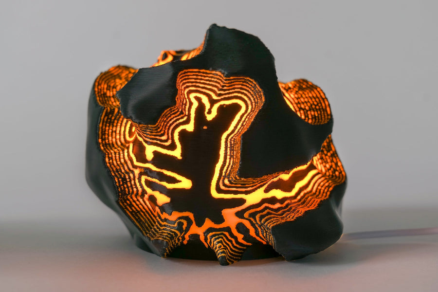 Leora O12-s Fire Mini Lampe, tændt, sort og orange