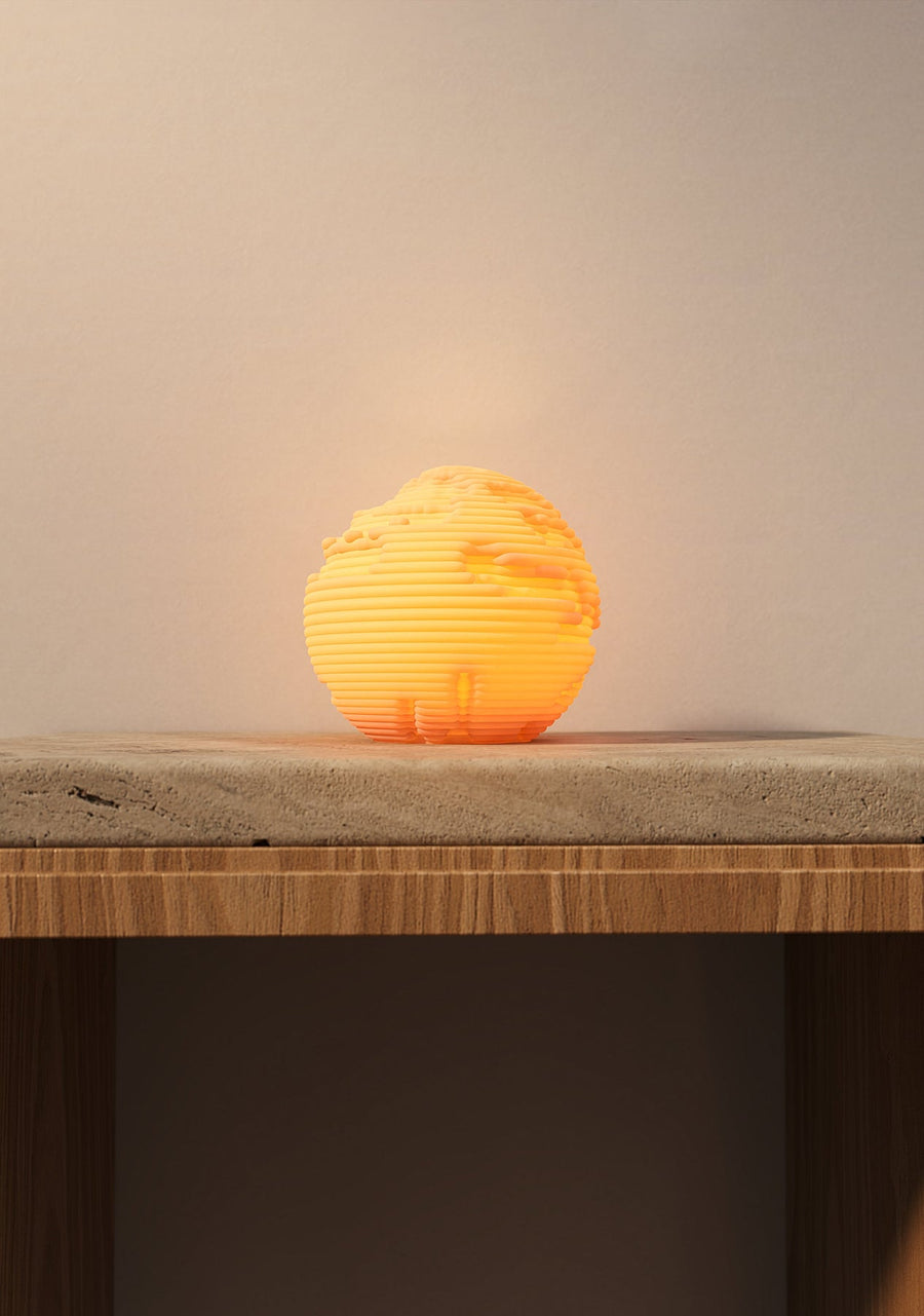 Leora O13-s Erosion Mini Lampe, tændt, med lagdelte flader