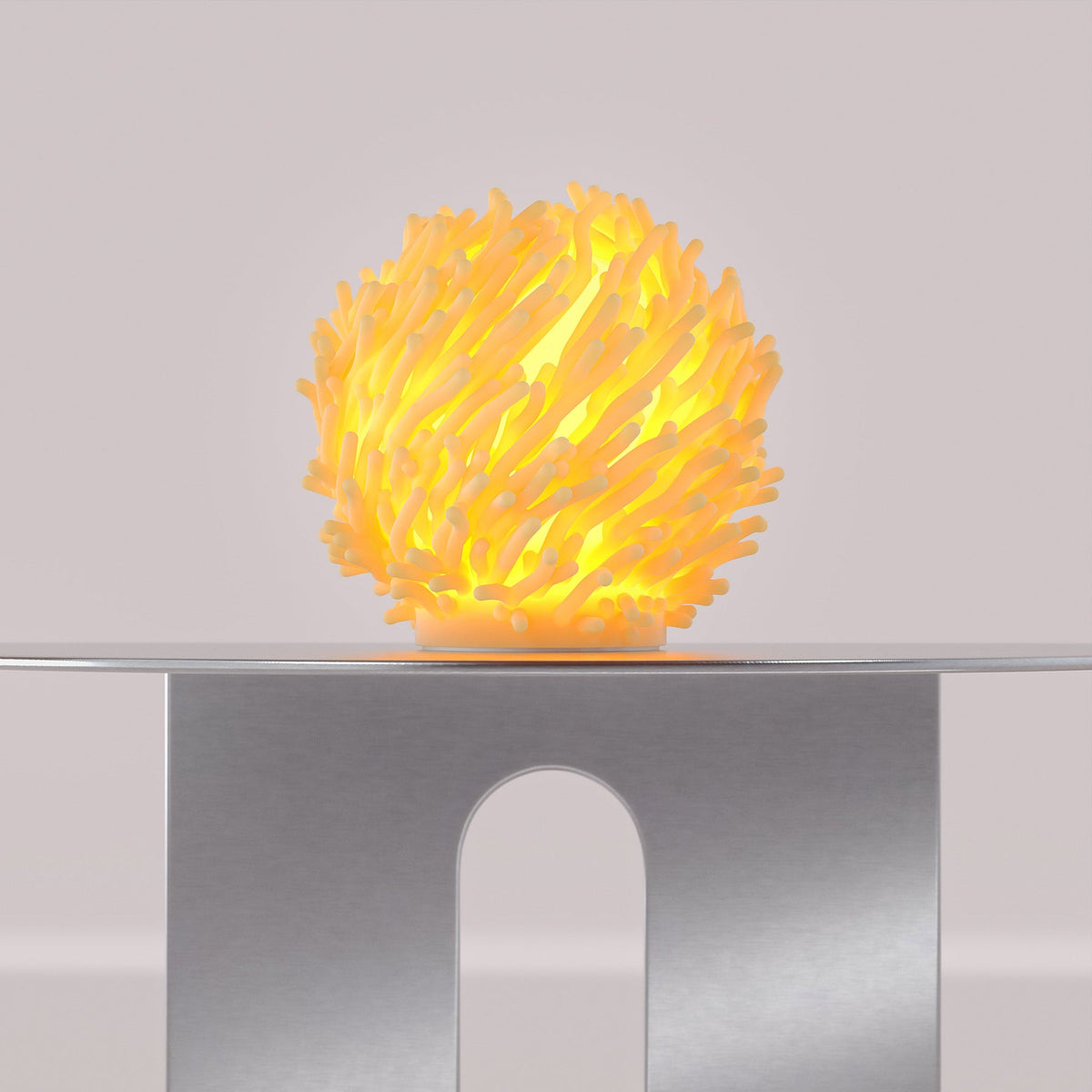 Leora O7 Coral Skulpturlampe set fra siden