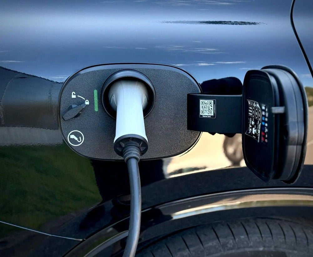 Mercedes-Benz GLC EV Ladeport Cover set forfra med drejeknap og udløserknap under opladning