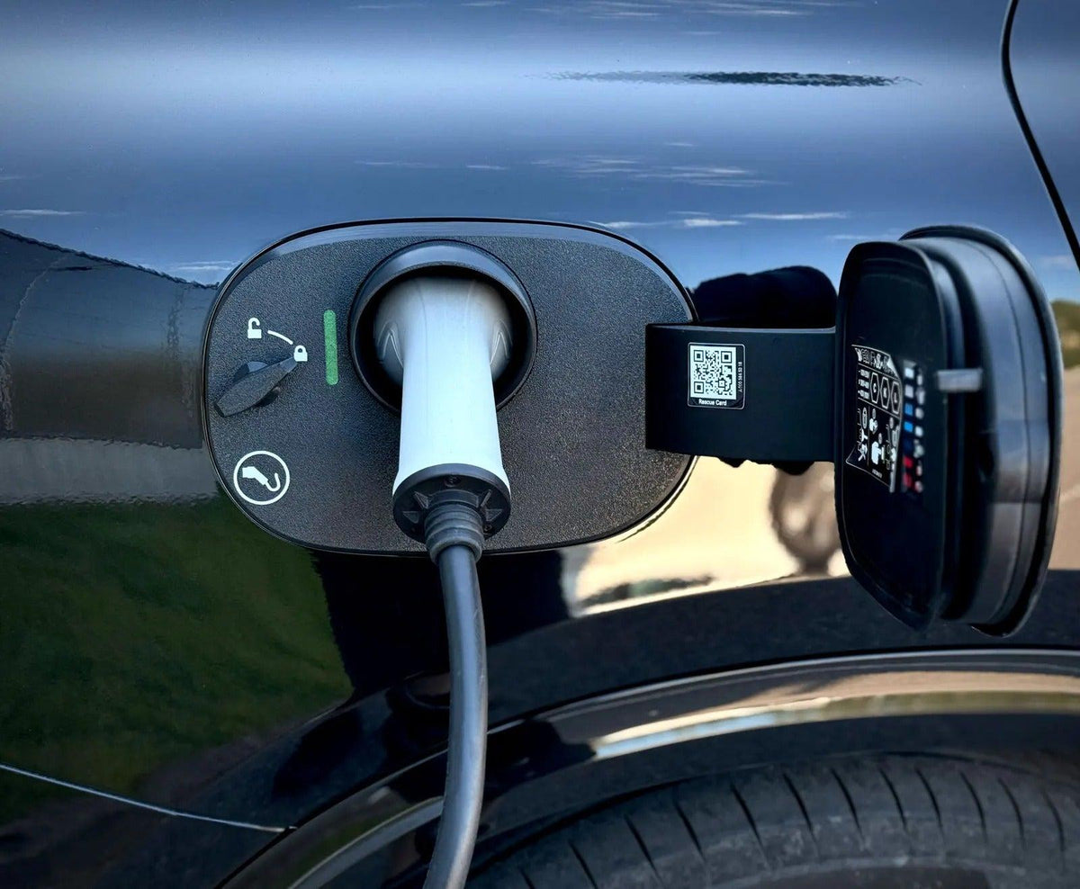 Mercedes-Benz GLC EV Ladeport Cover set forfra med drejeknap og udløserknap under opladning