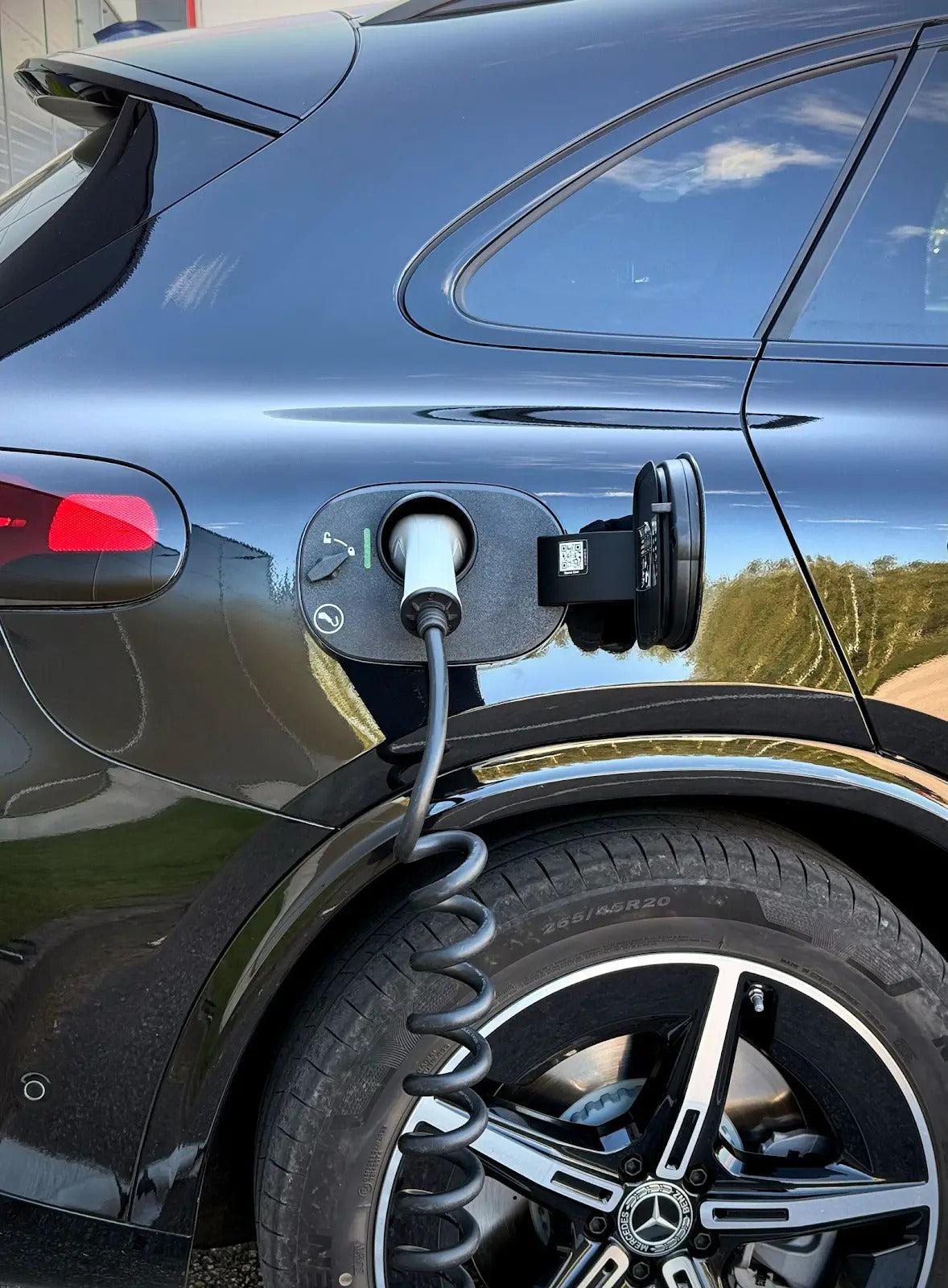 Elektrisk Mercedes-Benz GLC med Ladeport Cover monteret under opladning